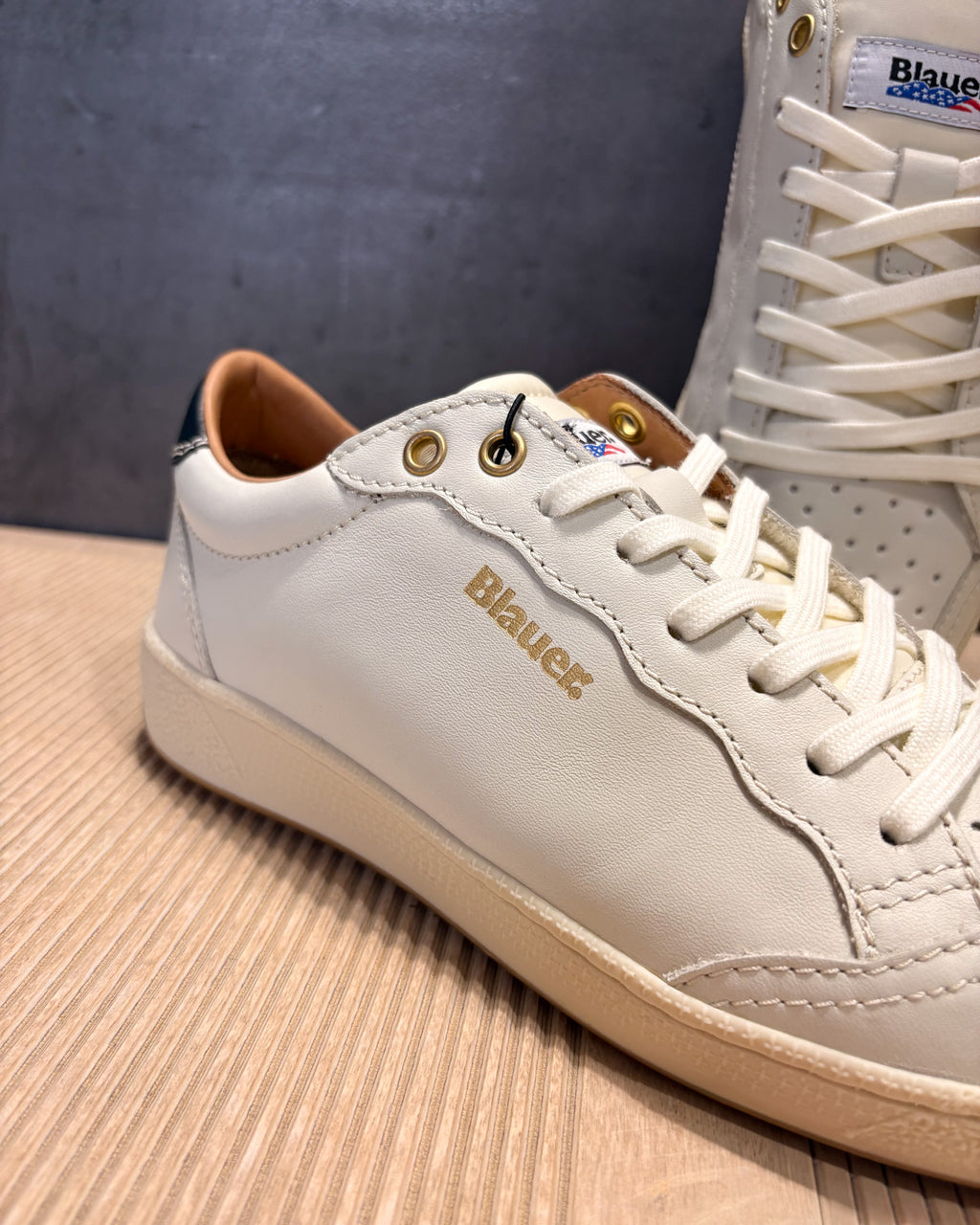 BLAUER FÉRFI CIPŐ KONTRASZTOS SAROKKAL