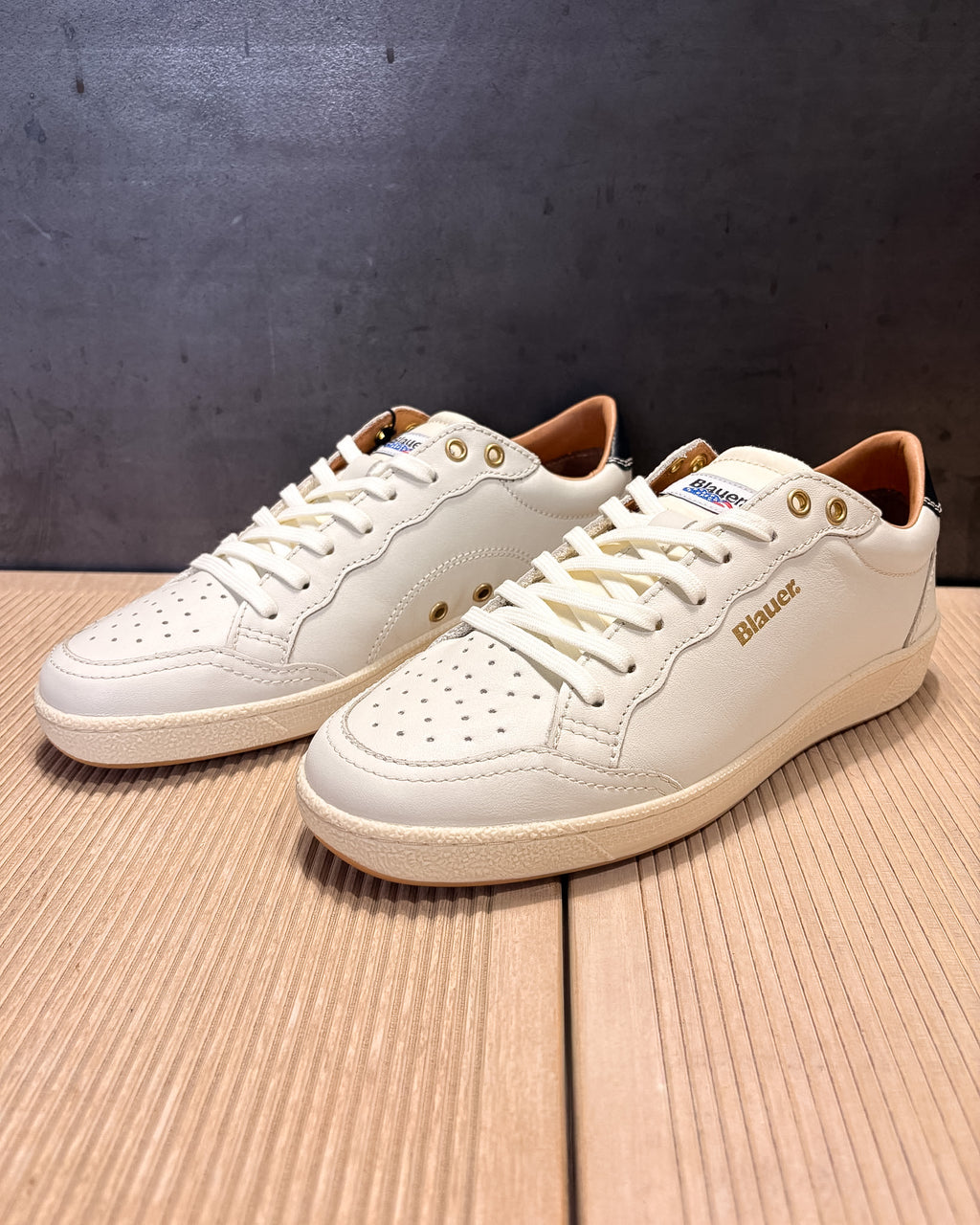 BLAUER FÉRFI CIPŐ KONTRASZTOS SAROKKAL