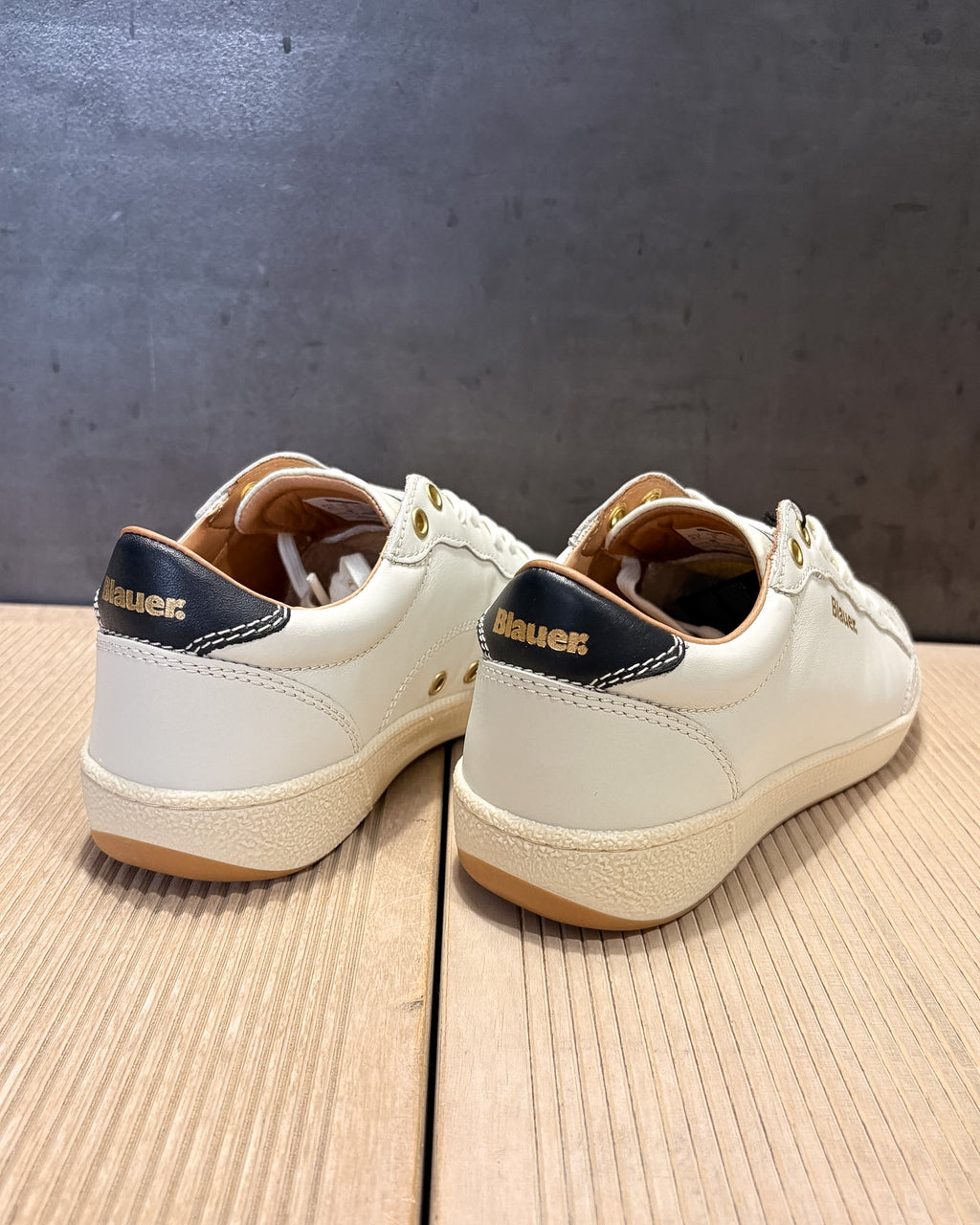 BLAUER FÉRFI CIPŐ KONTRASZTOS SAROKKAL