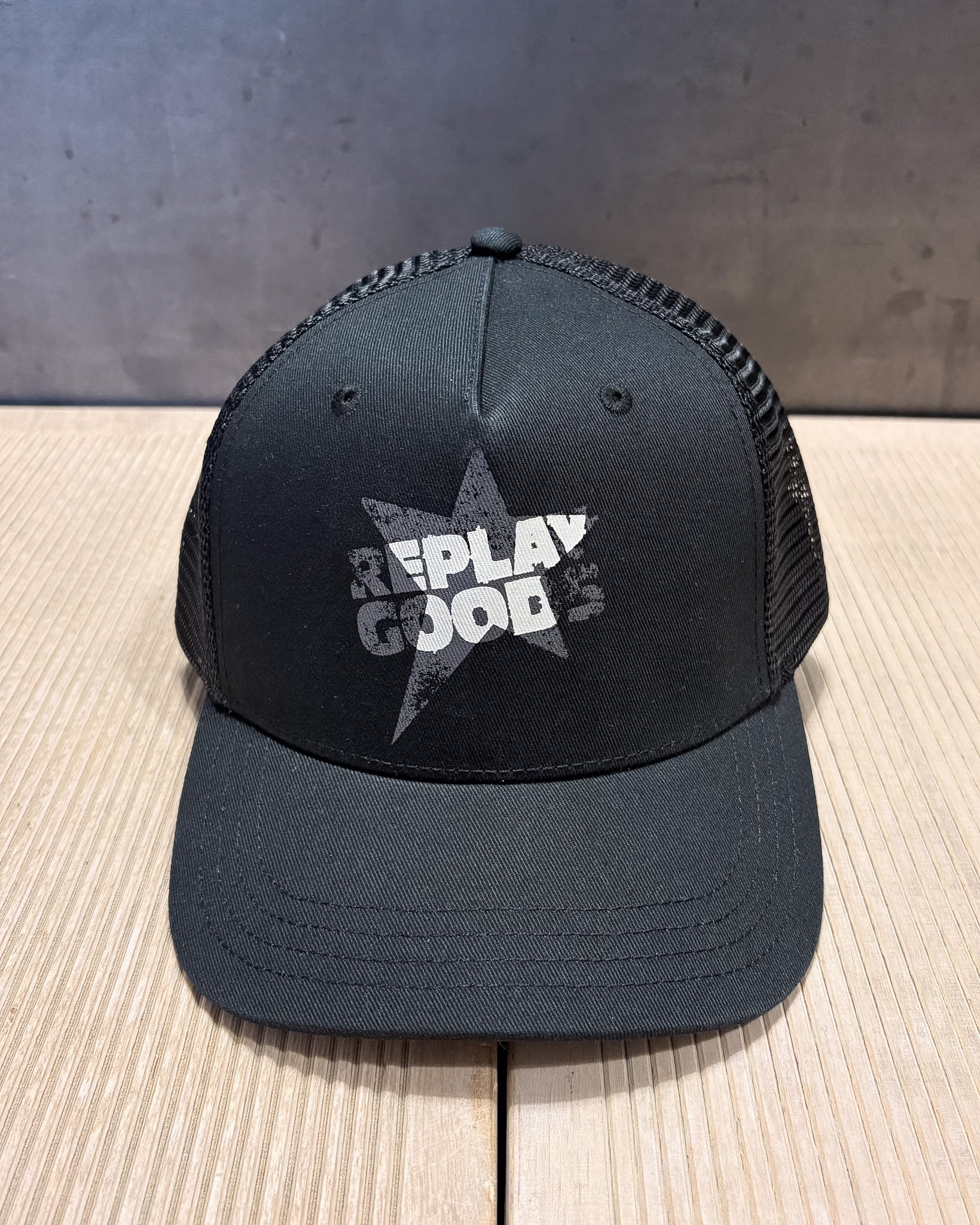 PÁNSKÁ ČEPICE REPLAY S GRAFICKÝM POTISKEM 