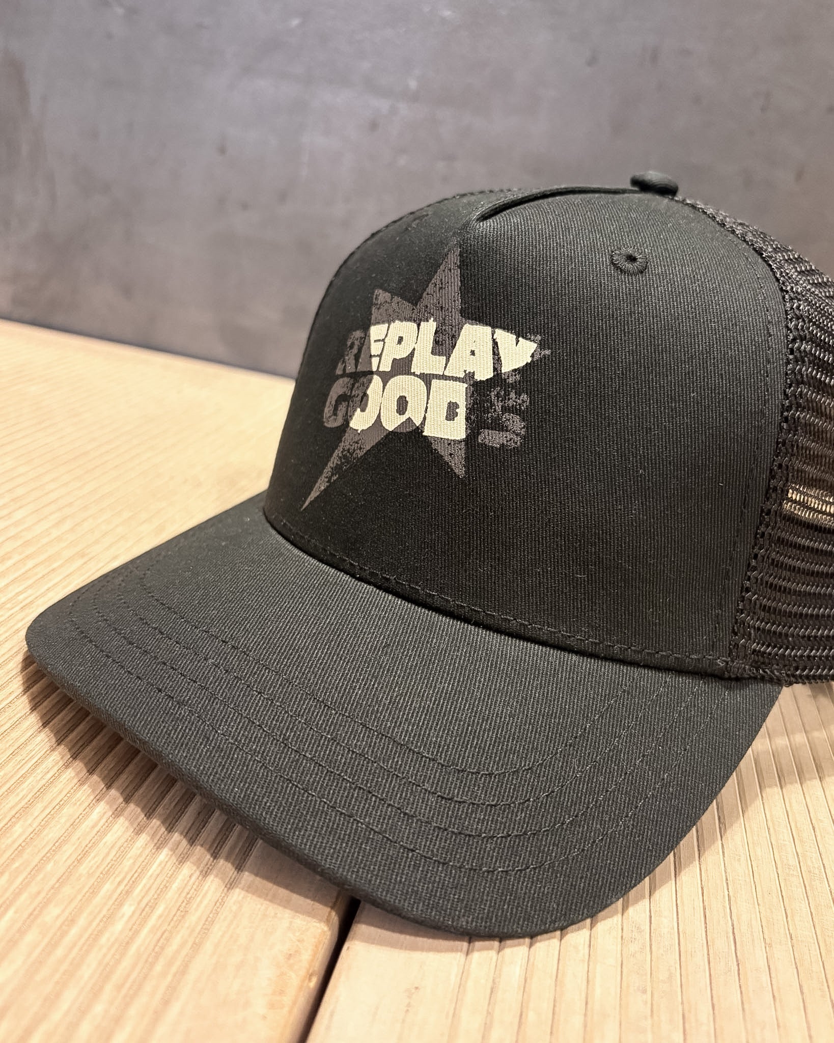 PÁNSKÁ ČEPICE REPLAY S GRAFICKÝM POTISKEM 