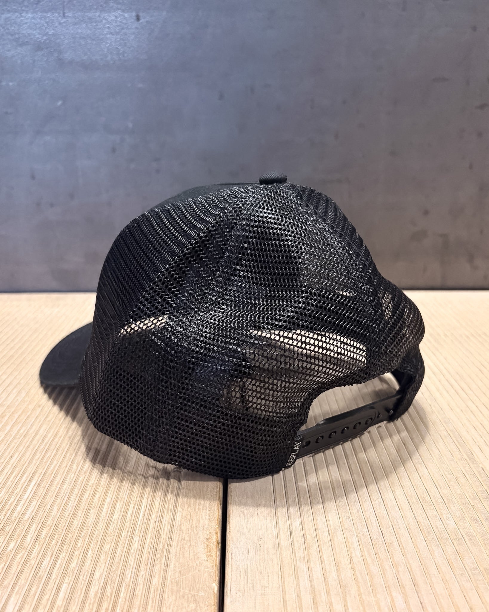 PÁNSKÁ ČEPICE REPLAY S GRAFICKÝM POTISKEM 