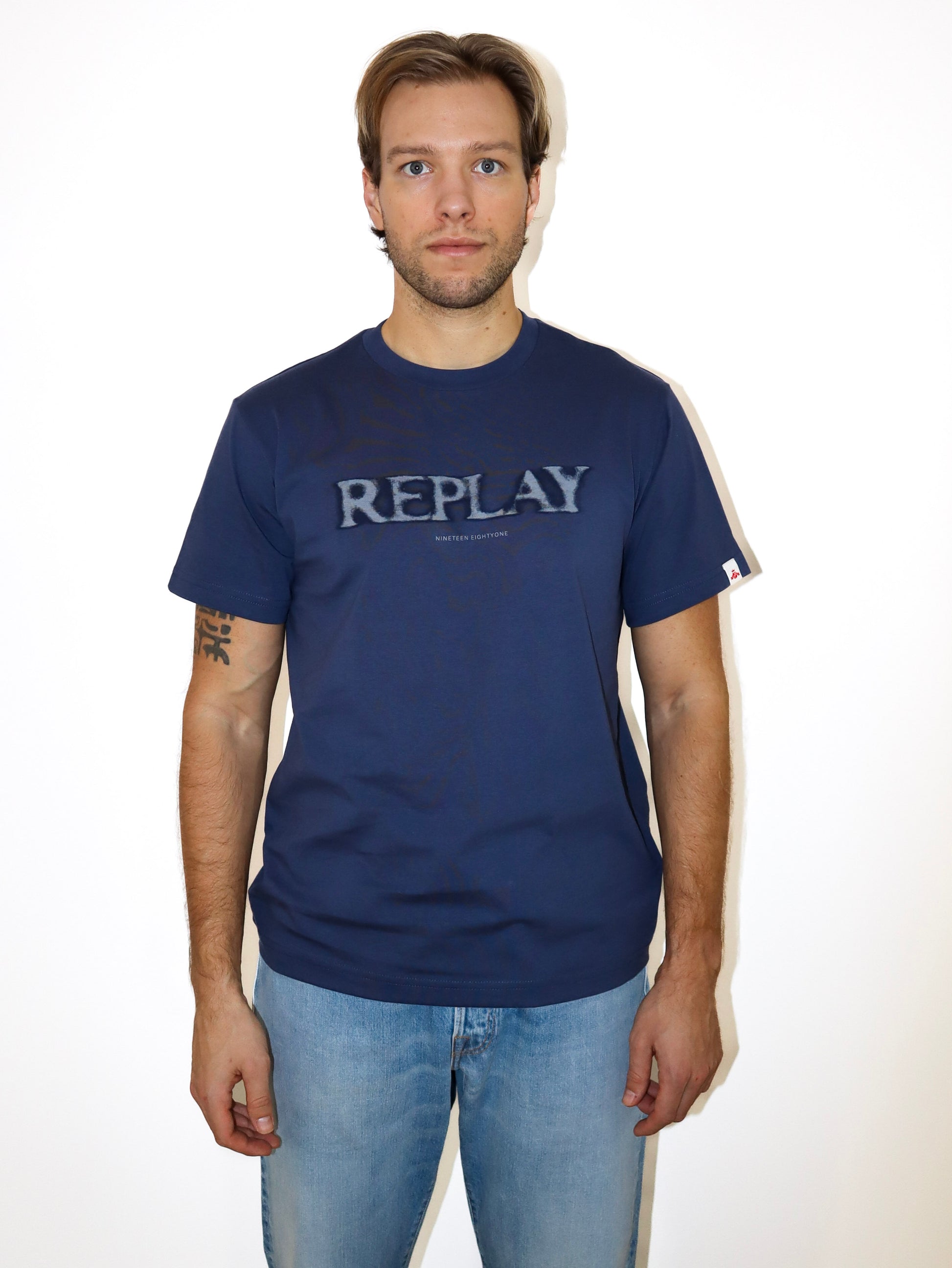 REPLAY PÁNSKÉ TRIČKO S VÝSTŘIHEM A POTISKEM