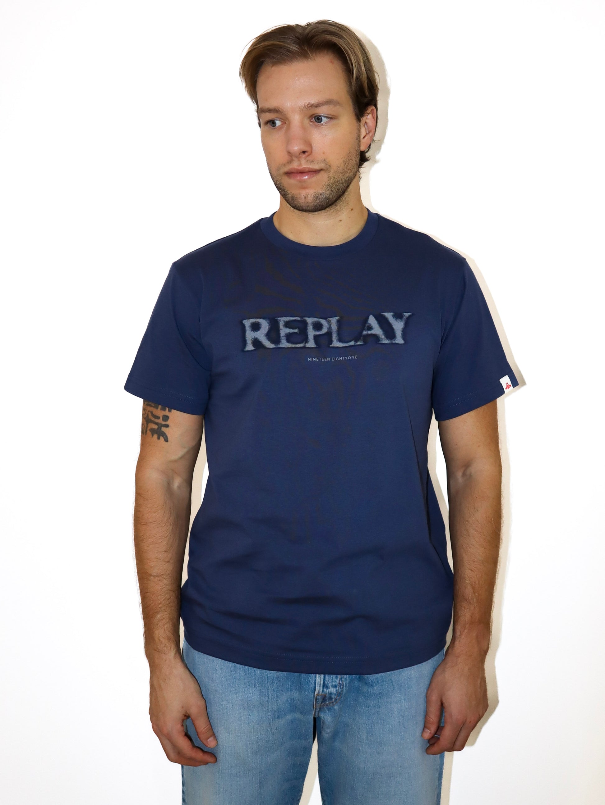 REPLAY PÁNSKÉ TRIČKO S VÝSTŘIHEM A POTISKEM
