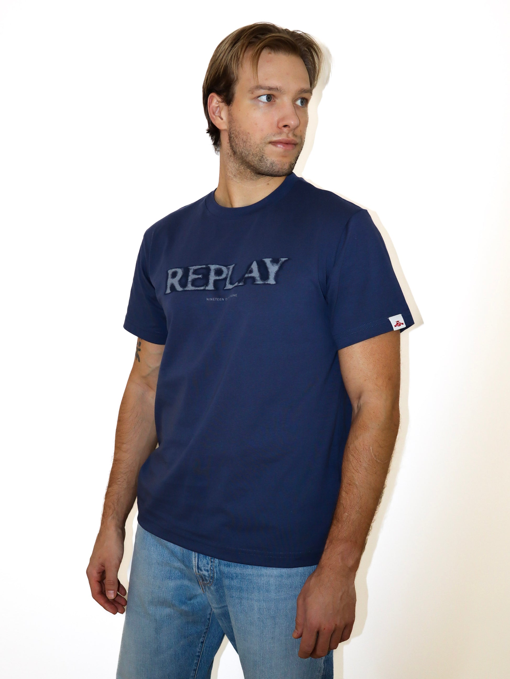 REPLAY PÁNSKÉ TRIČKO S VÝSTŘIHEM A POTISKEM