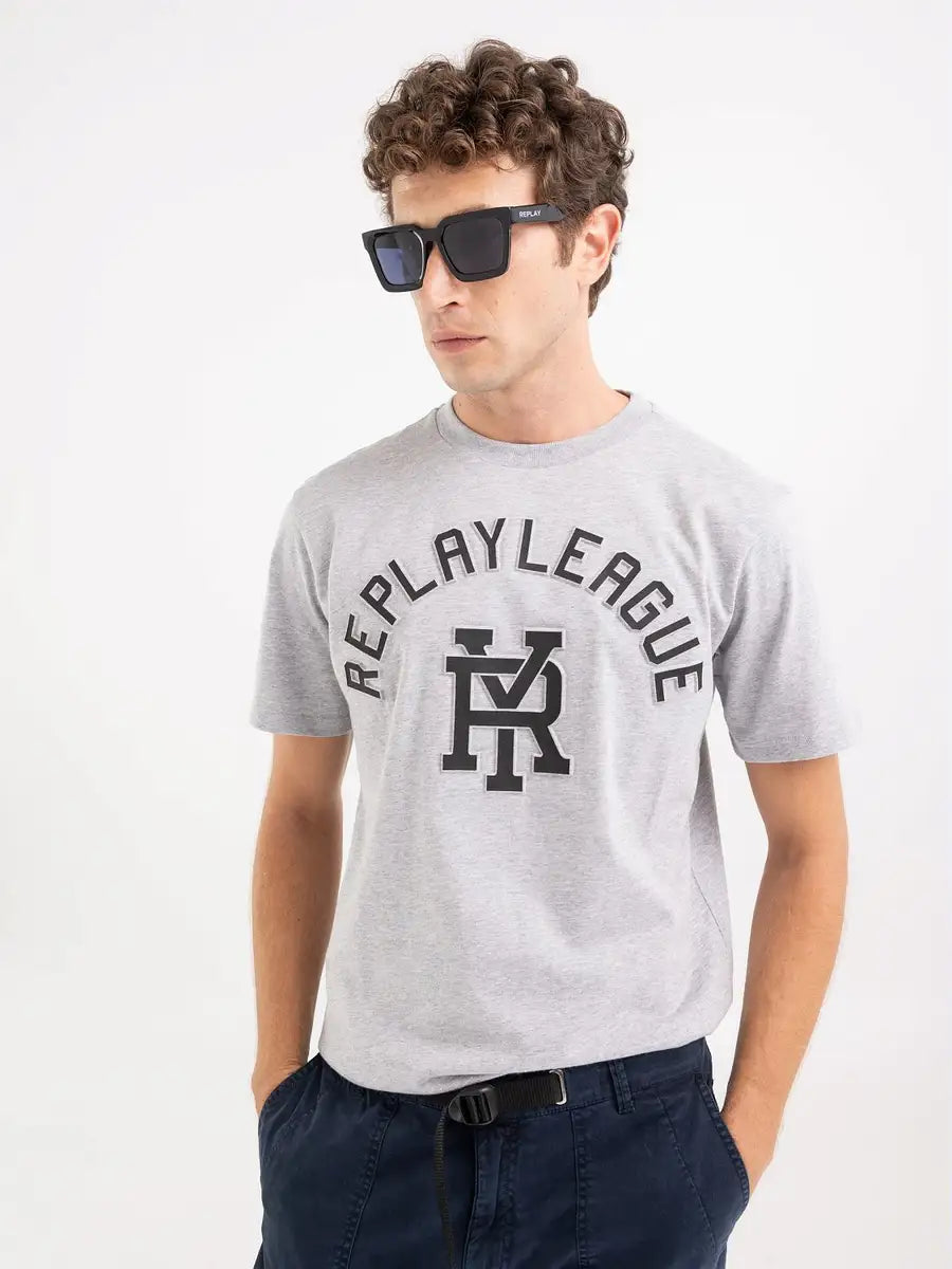 REPLAY PÁNSKÉ ŽERZEJOVÉ TRIČKO S VÝSTŘIHEM A RELIÉFNÍM POTISKEM