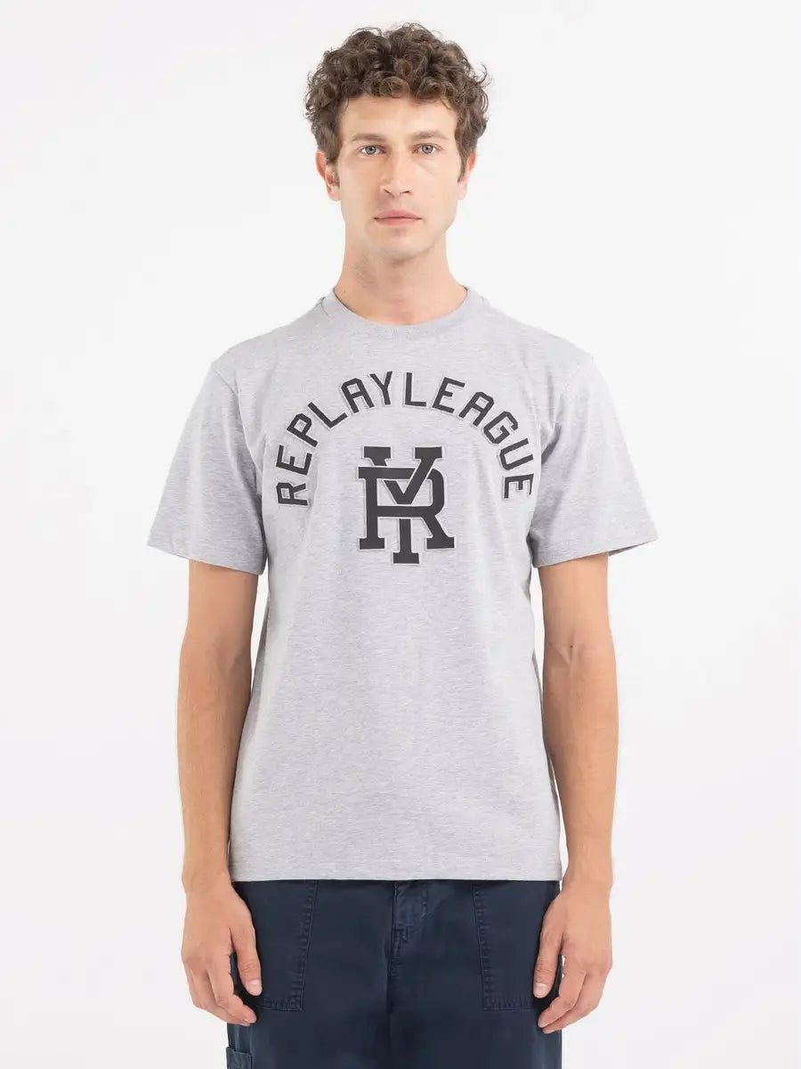 REPLAY PÁNSKÉ ŽERZEJOVÉ TRIČKO S VÝSTŘIHEM A RELIÉFNÍM POTISKEM