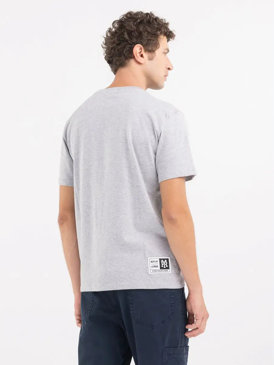 REPLAY PÁNSKÉ ŽERZEJOVÉ TRIČKO S VÝSTŘIHEM A RELIÉFNÍM POTISKEM