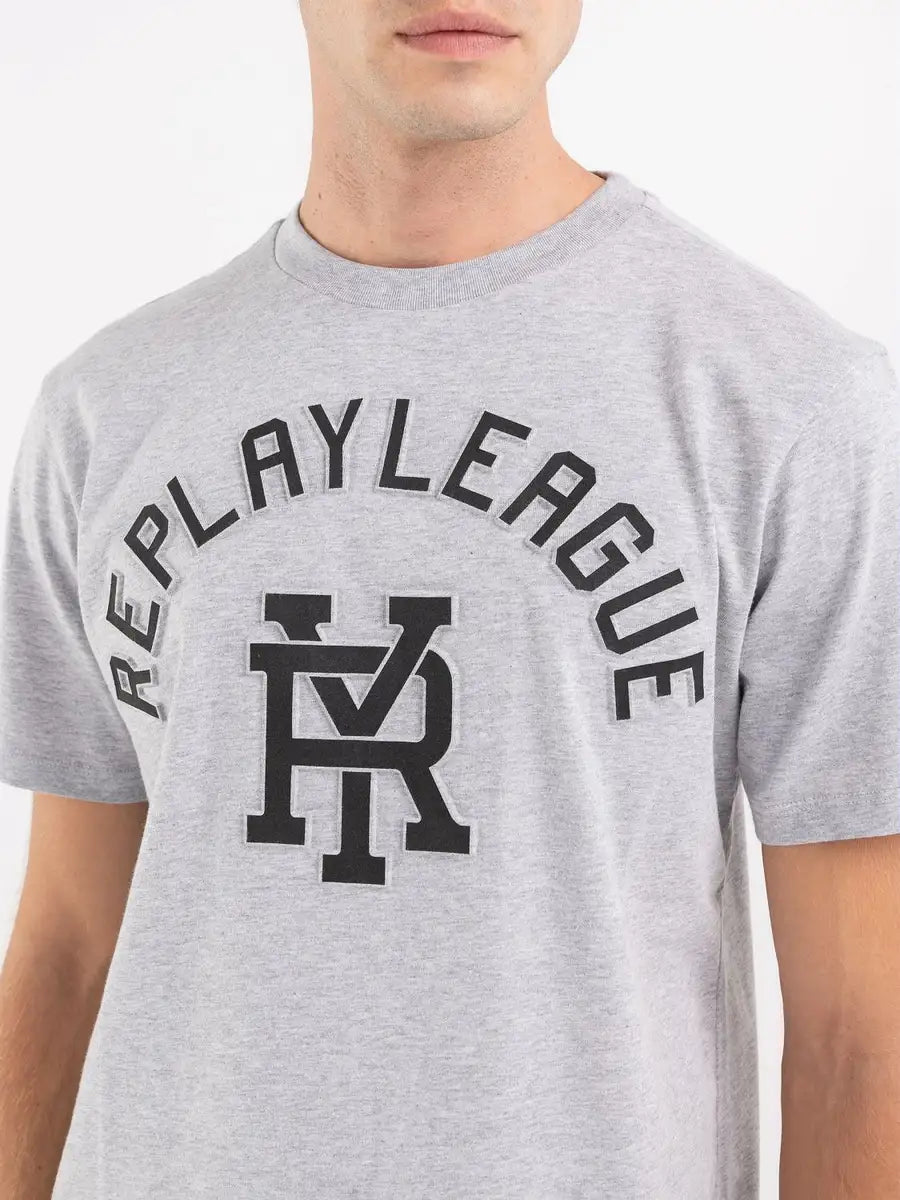 REPLAY PÁNSKÉ ŽERZEJOVÉ TRIČKO S VÝSTŘIHEM A RELIÉFNÍM POTISKEM