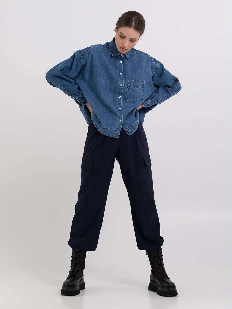 KOŠILE Z DŽÍNOVINY POHODLNÉHO STŘIHU S KAPSIČKOU