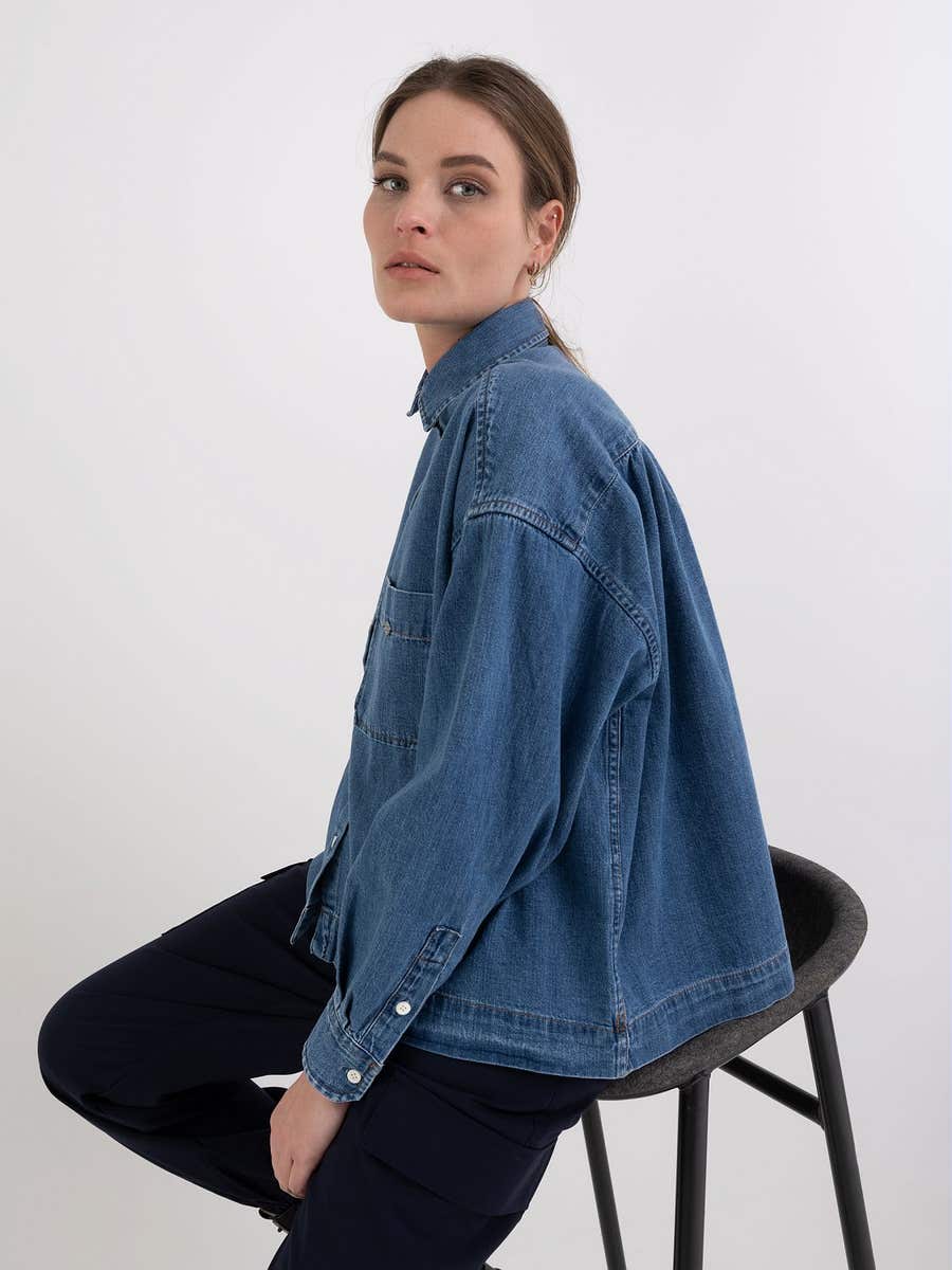 KOŠILE Z DŽÍNOVINY POHODLNÉHO STŘIHU S KAPSIČKOU