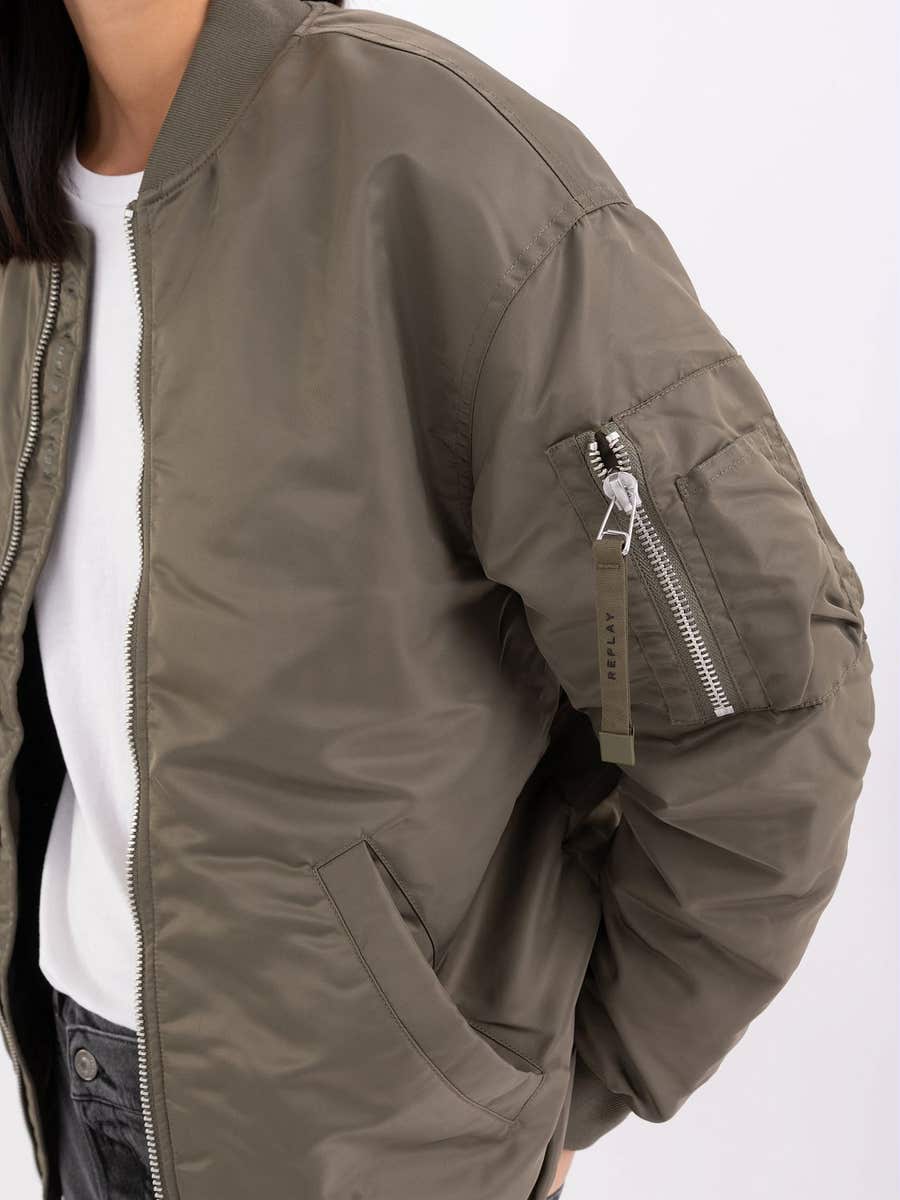 REPLAY DÁMSKÝ BOMBER VOLNÉHO STŘIHU ZE SATÉNOVÉHO POLYAMIDU