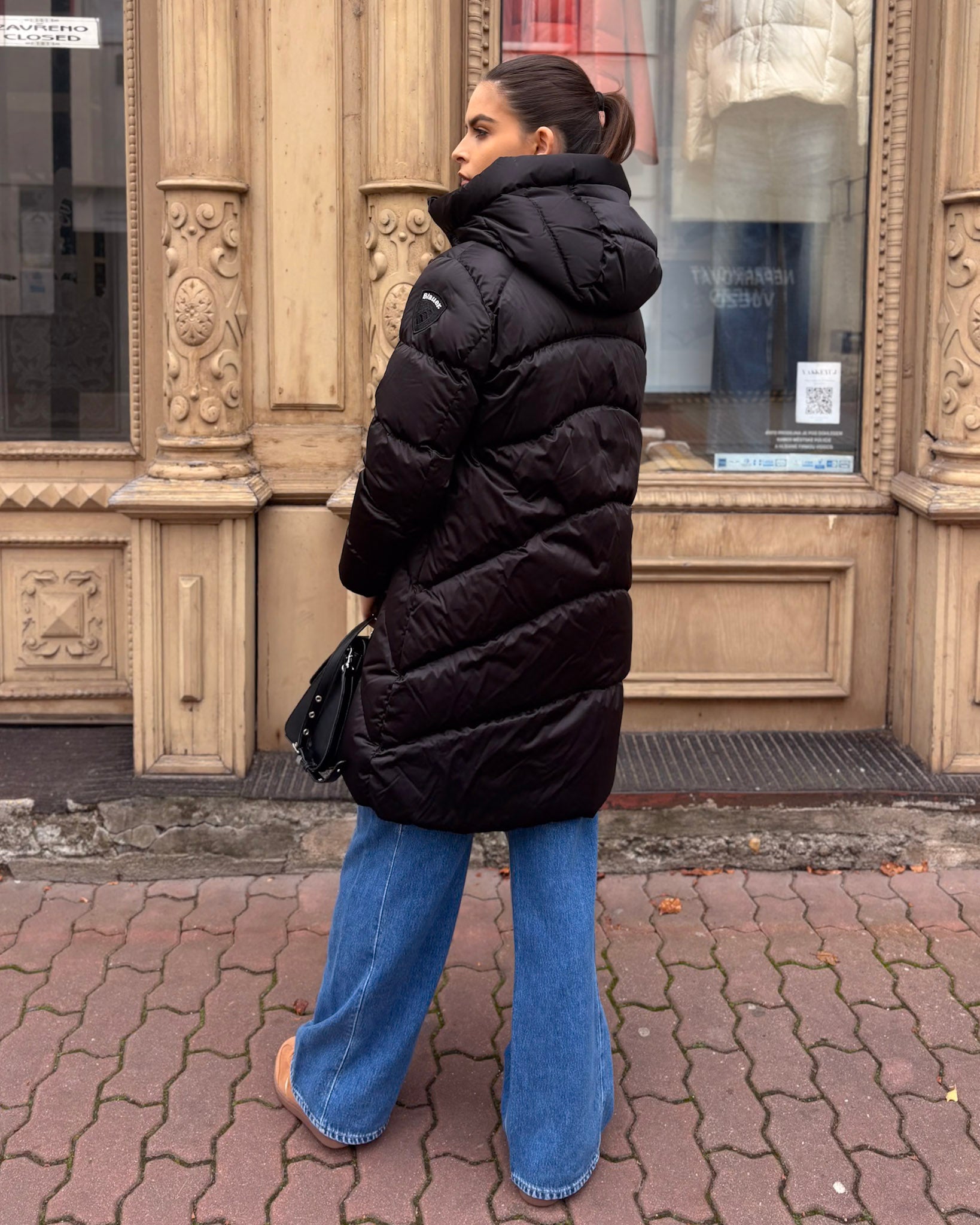 louhý zimní kabát BLAUER Opera černý - modelka zezadu, detail prošívání