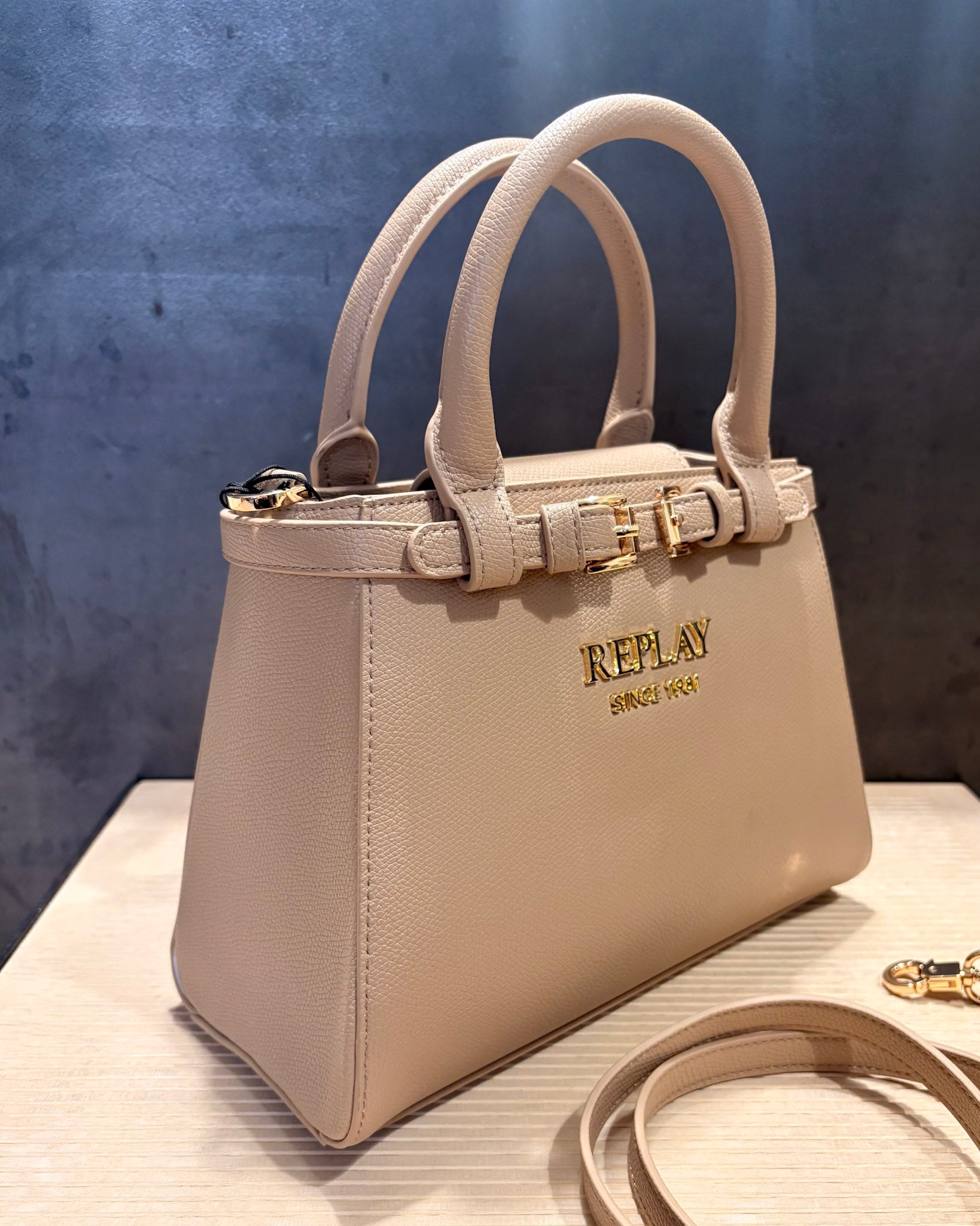 KABELKA REPLAY S OZDOBNÝM ZAVÍRÁNÍM A LOGEM 