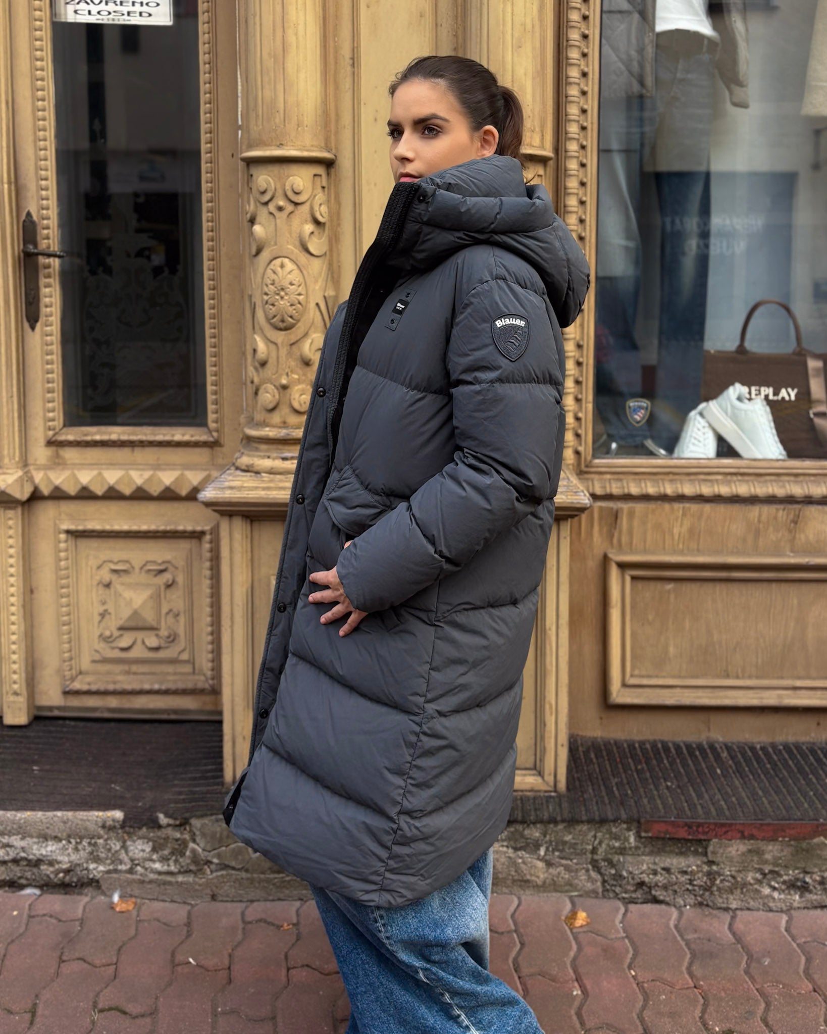 DLOUHÁ DÁMSKÁ PÉŘOVÁ BLAUER BUNDA LENA SE ČTYŘMI KAPSAMI