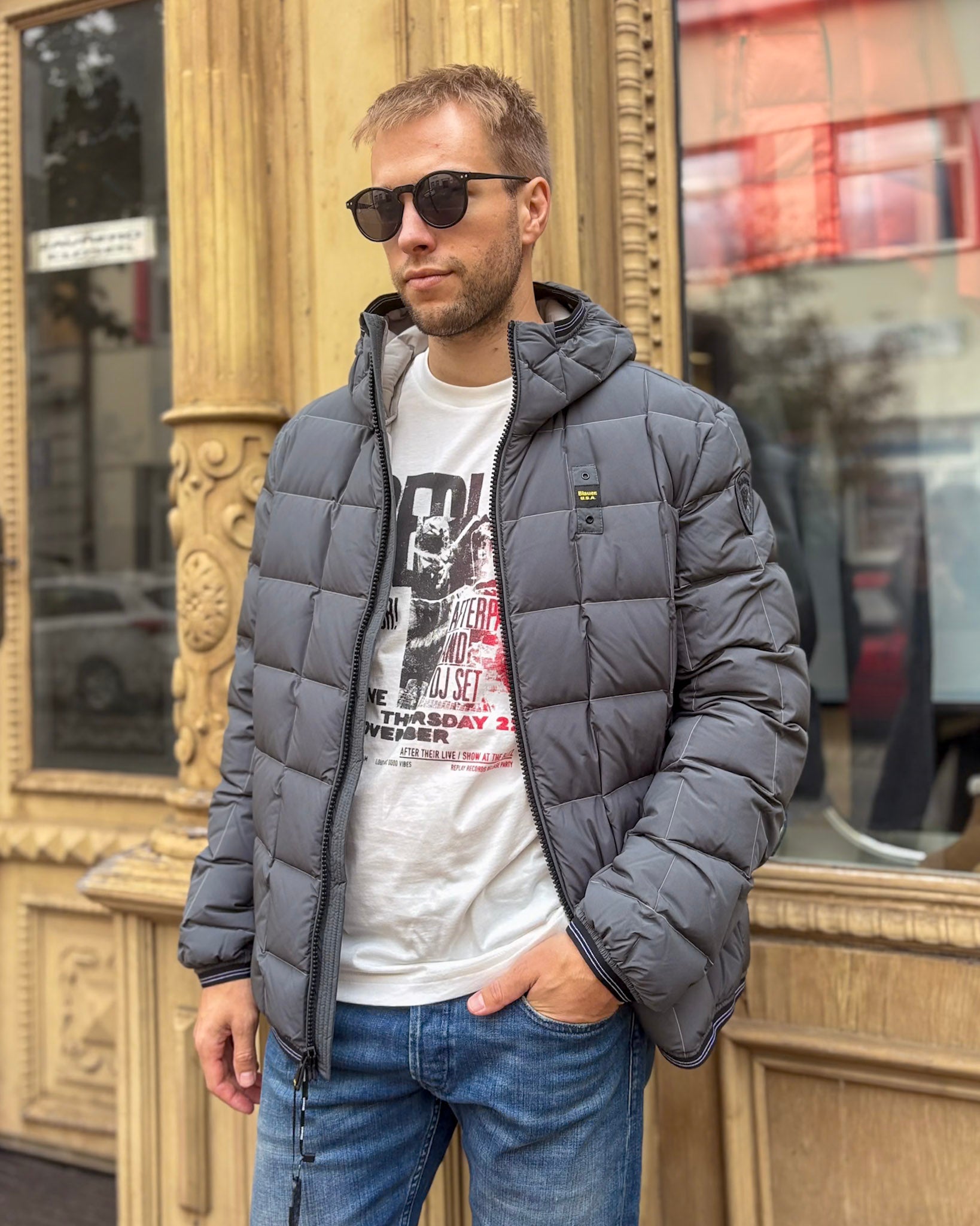 FÉRFI KÉK DZSEKI NÉGYZET ALAKÚ STEPELÉSSEL ÉS KONTRASZT SZÍNŰ 