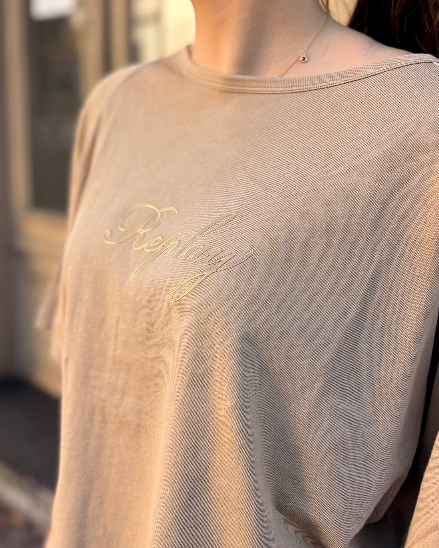 DÁMSKÉ TRIČKO REPLAY SE ZLATÝM POTISKEM LOGA 