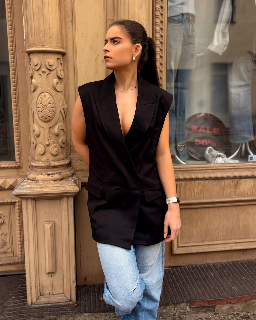 DÁMSKÁ KOSTÝMOVÁ VESTA S HLUBOKÝM VÝSTŘIHEM