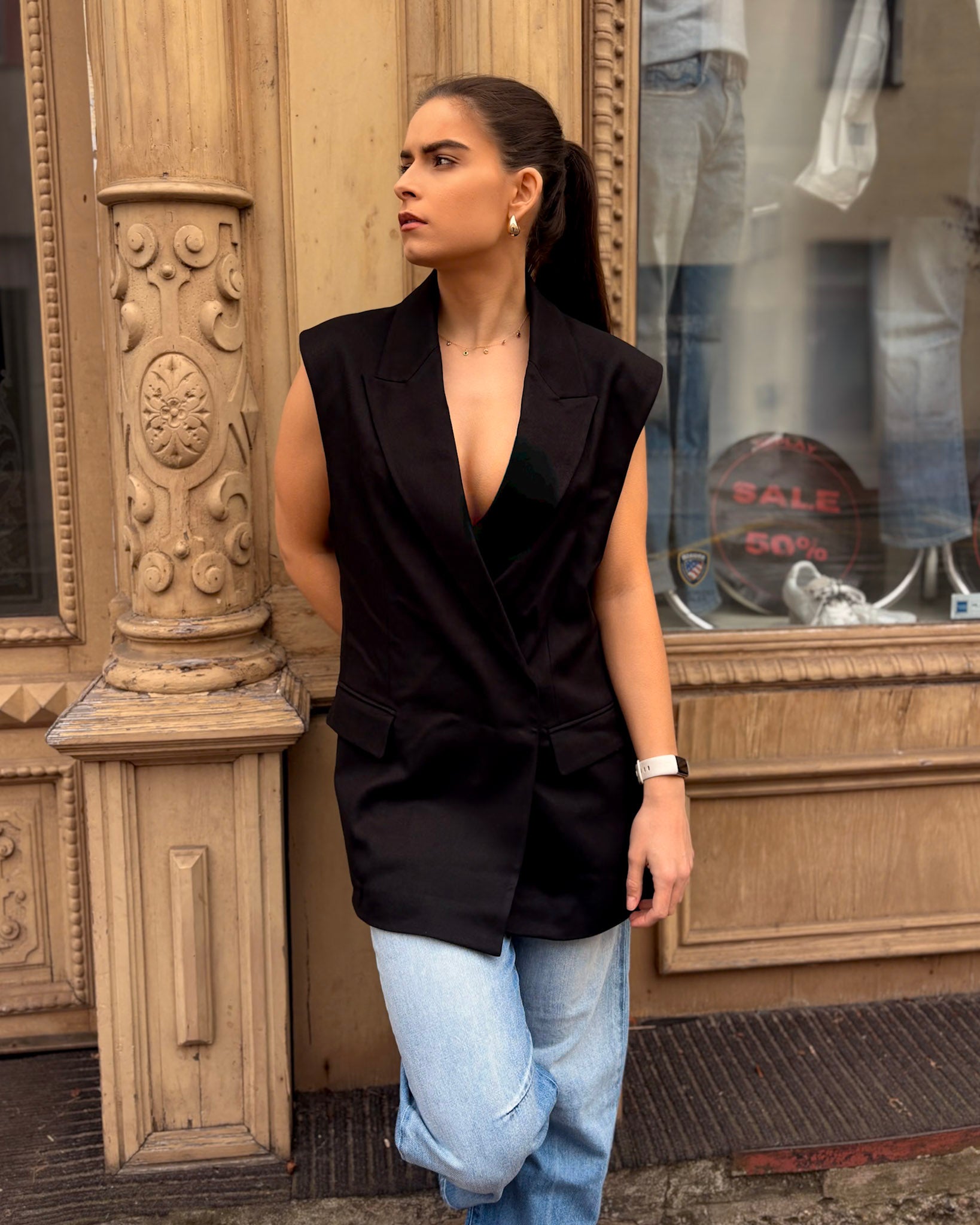 DÁMSKÁ KOSTÝMOVÁ VESTA S HLUBOKÝM VÝSTŘIHEM