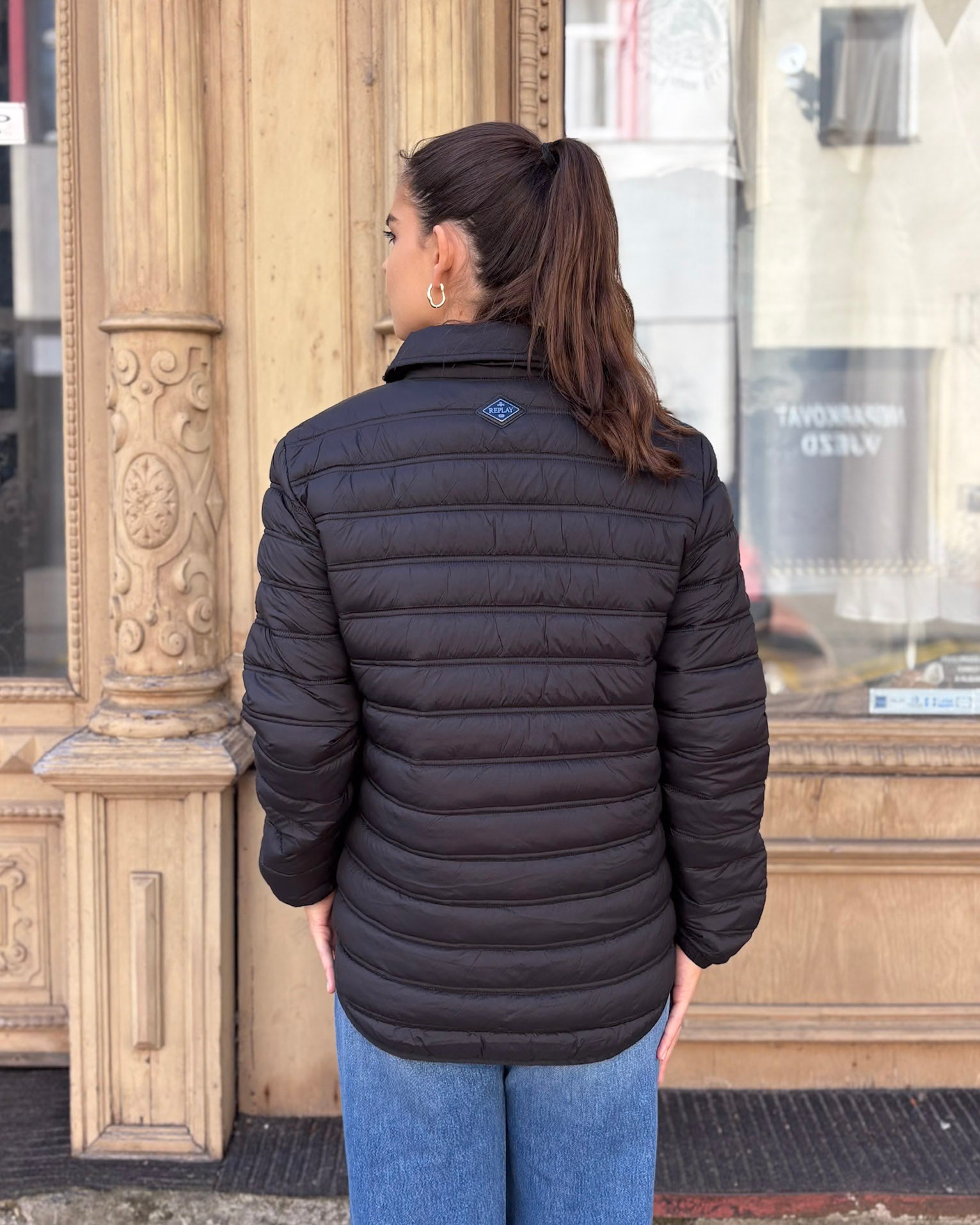 DÁMSKÁ Skrátená BUNDA REPLAY S PRÍČNYM PREŠÍVANÍM A LÍMCOM