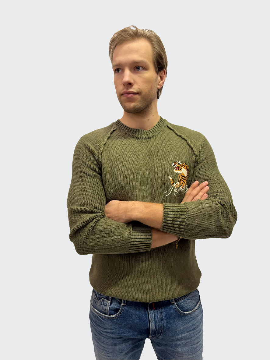 REPLAY PÁNSKY SVETER S POSÁDKOVÝM VÝSTRIHOM S TIGROM