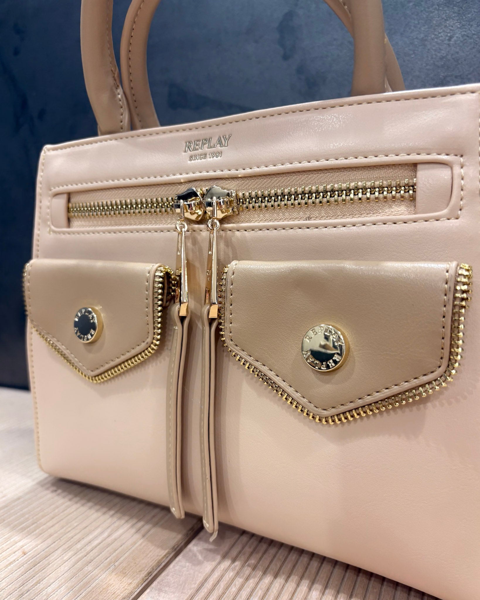 REPLAY BAG WITH EFFECTIVE POCKETS AND ZIPPERS