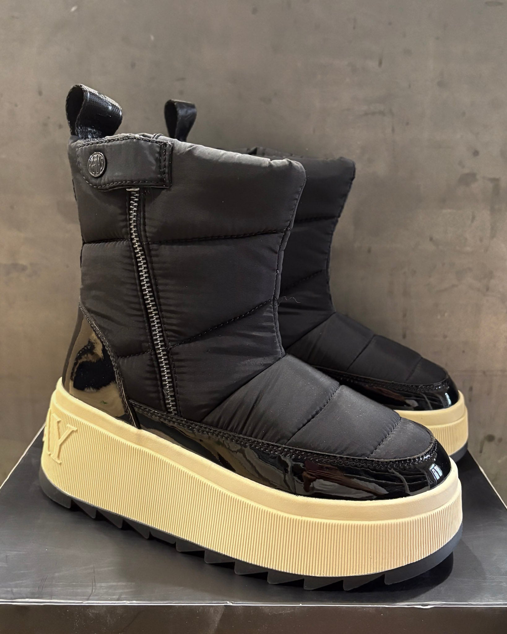 NŐI REPLAY GYAPJÚ KABÁTOK KERESZTHŰTÉSSEL