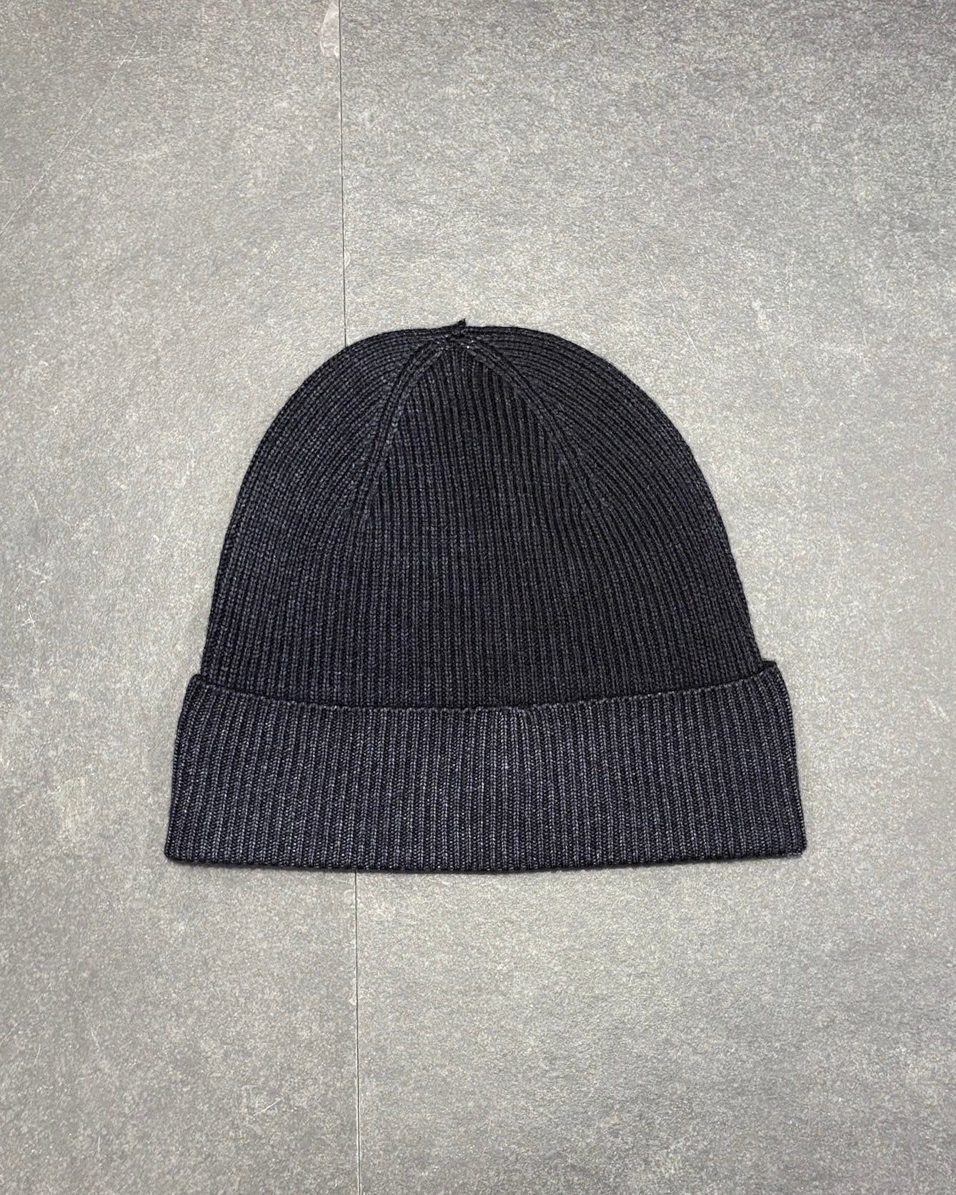 BLAUER SAPKA LOGÓVAL A MANDZSETTÁN