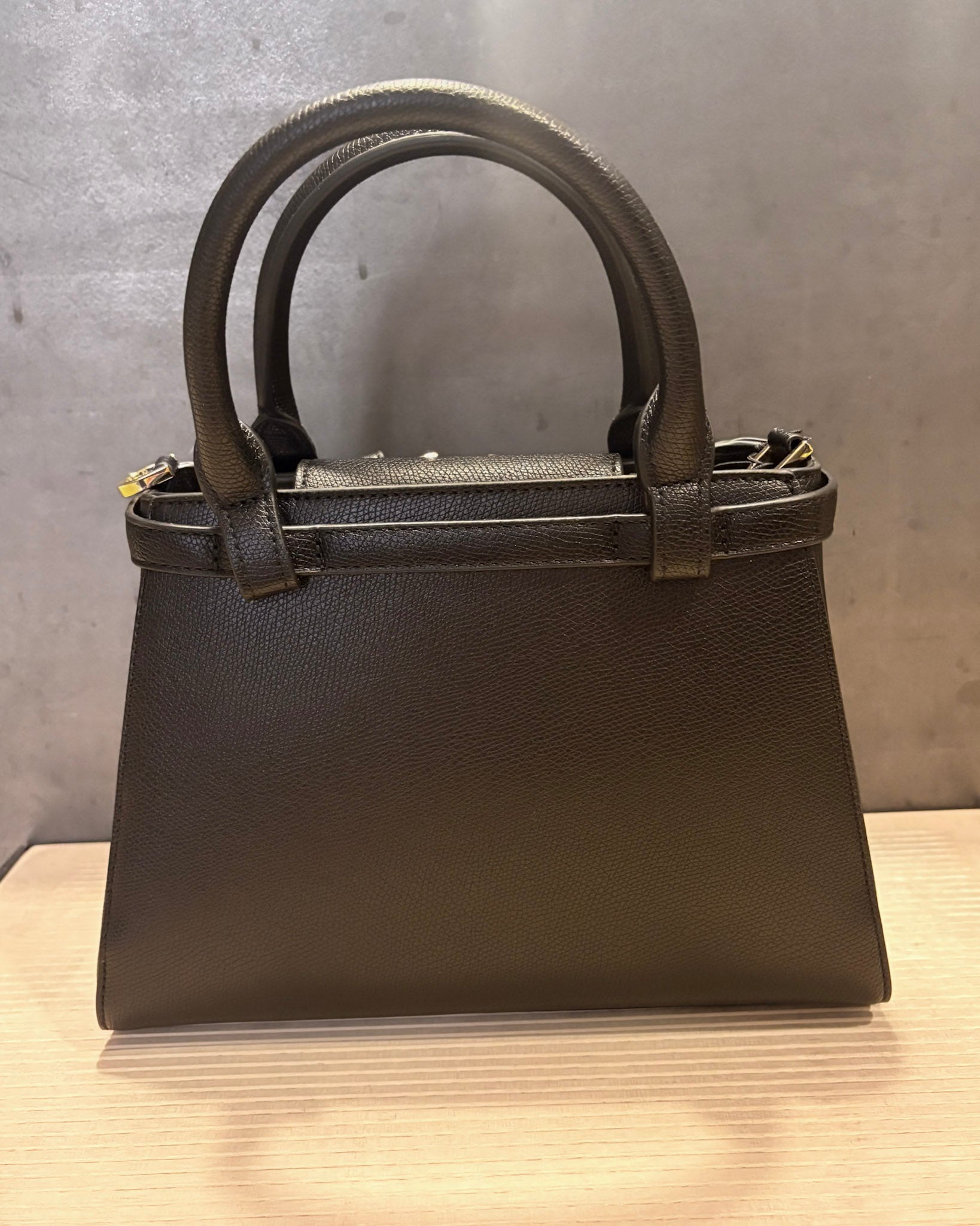 KABELKA REPLAY S OZDOBNÝM ZAVÍRÁNÍM A LOGEM 