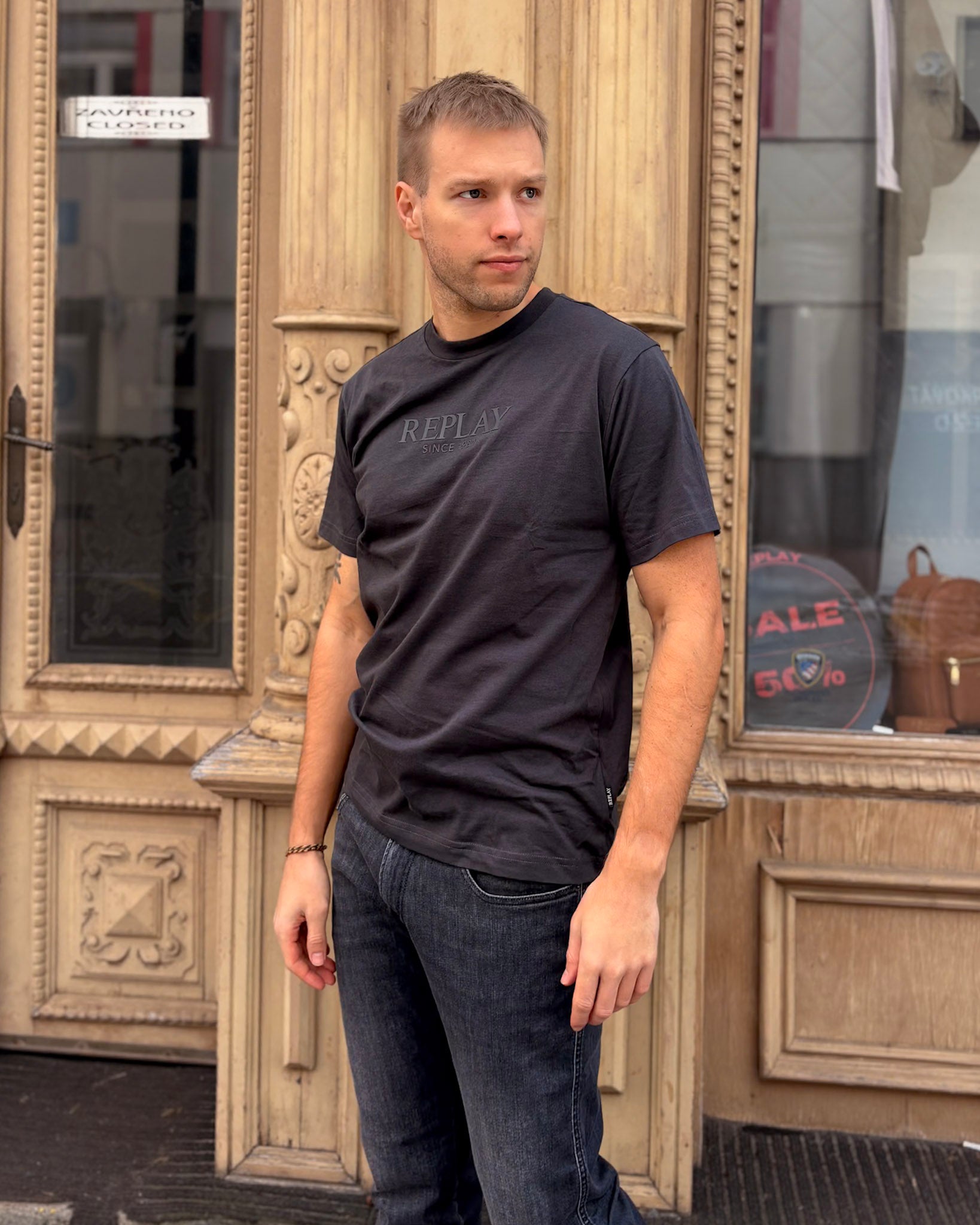 PÁNSKÉ TRIČKO REPLAY S RELIÉFNÍM LOGEM NA HRUDI 