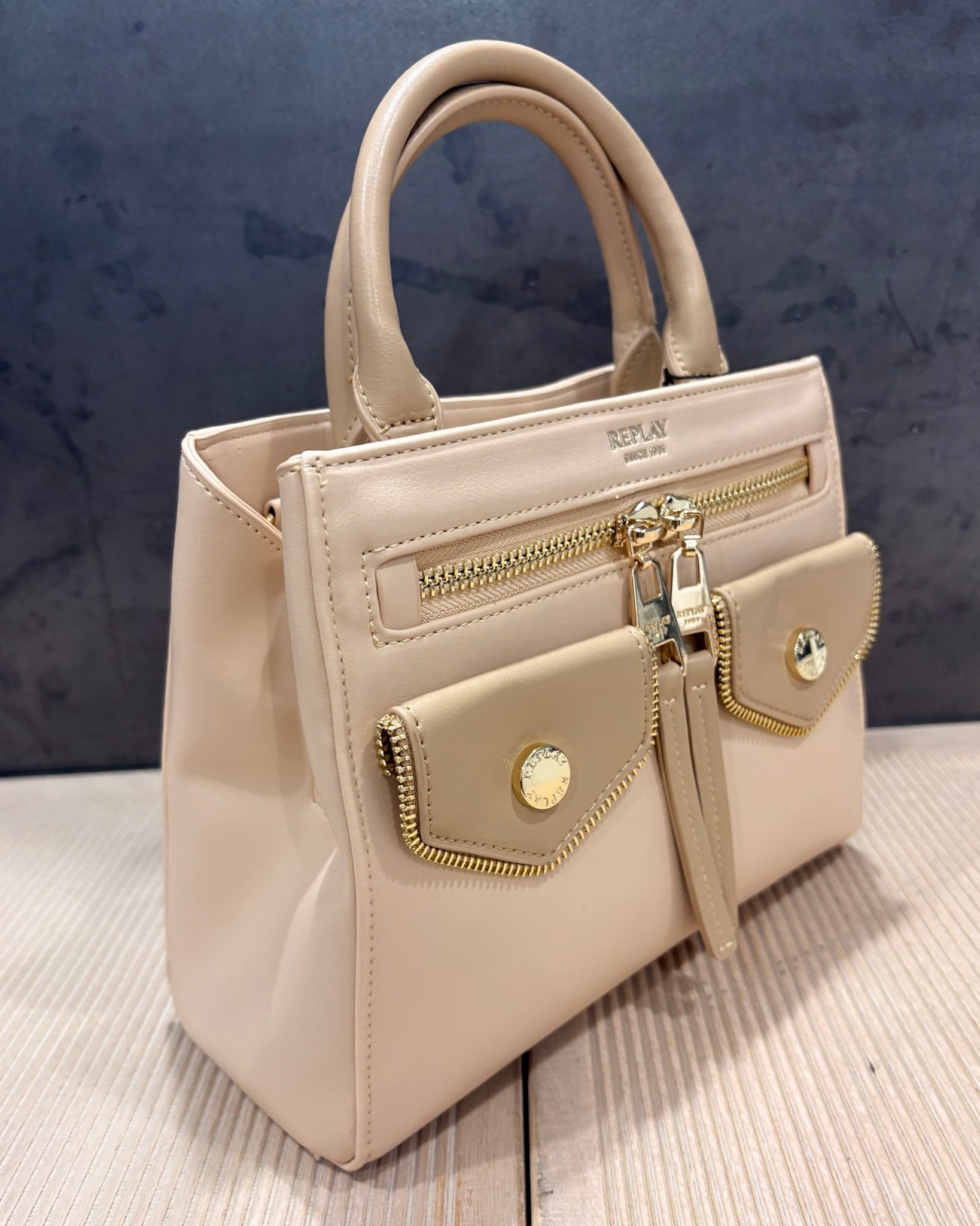 REPLAY BAG WITH EFFECTIVE POCKETS AND ZIPPERS