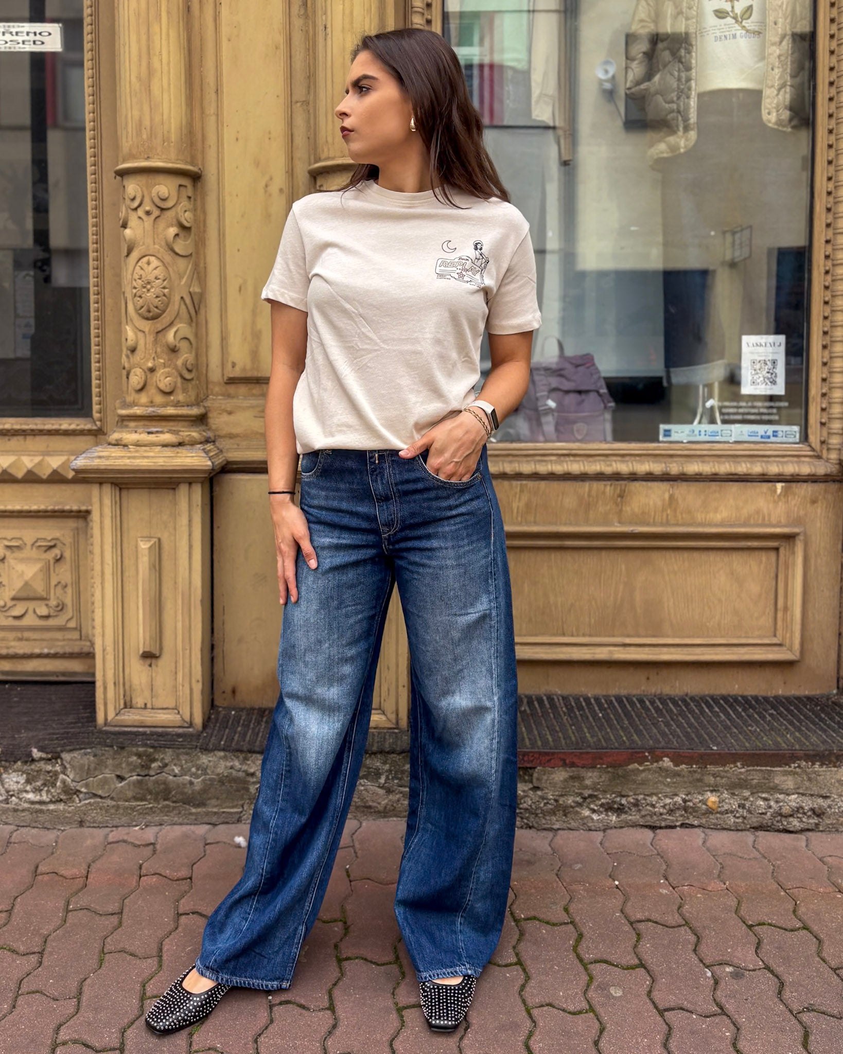 DÁMSKÉ TRIČKO Z ŽERZEJOVÉHO MATERIÁLU S GRAFICKÝM POTISKEM