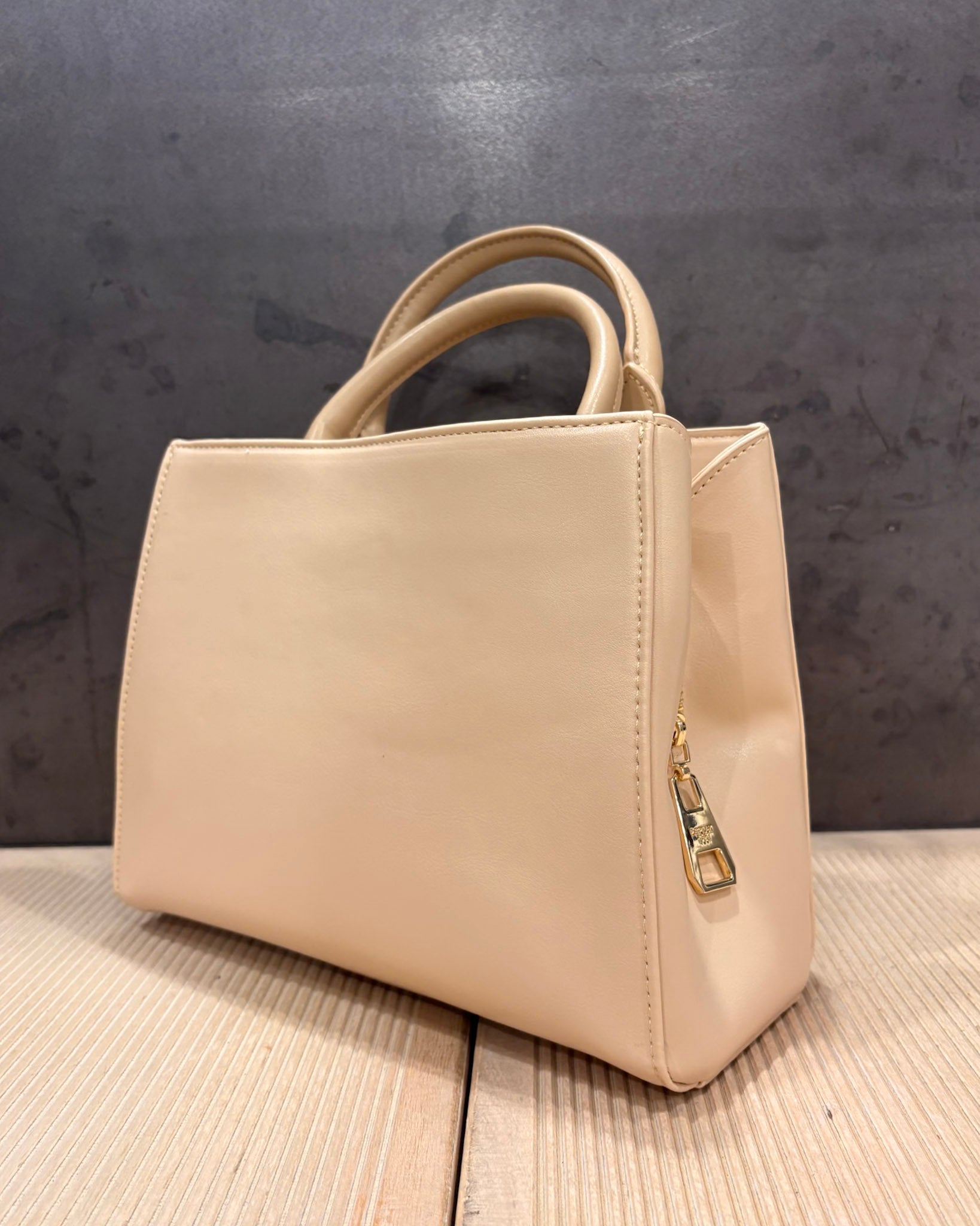 REPLAY BAG WITH EFFECTIVE POCKETS AND ZIPPERS