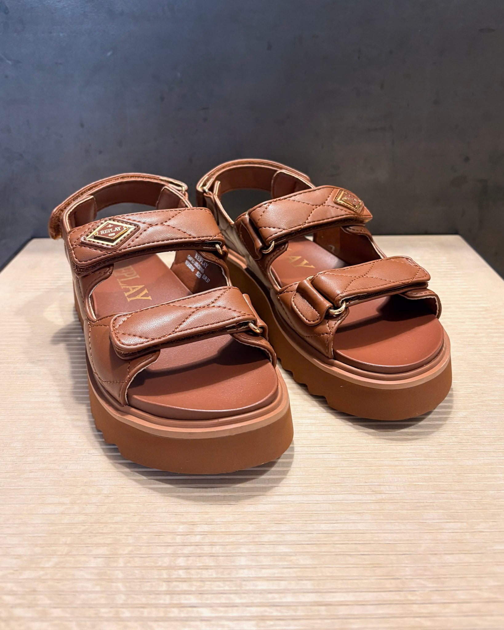 DÁMSKÉ SANDÁLE REPLAY S DIAMANTOVÝM PROŠÍVÁNÍM 