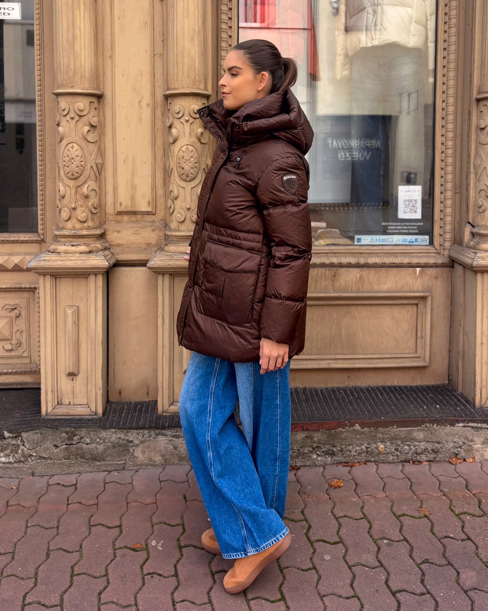 Krátká zimní bunda BLAUER Chelsea hnědá - modelka zezadu, detail prošívání