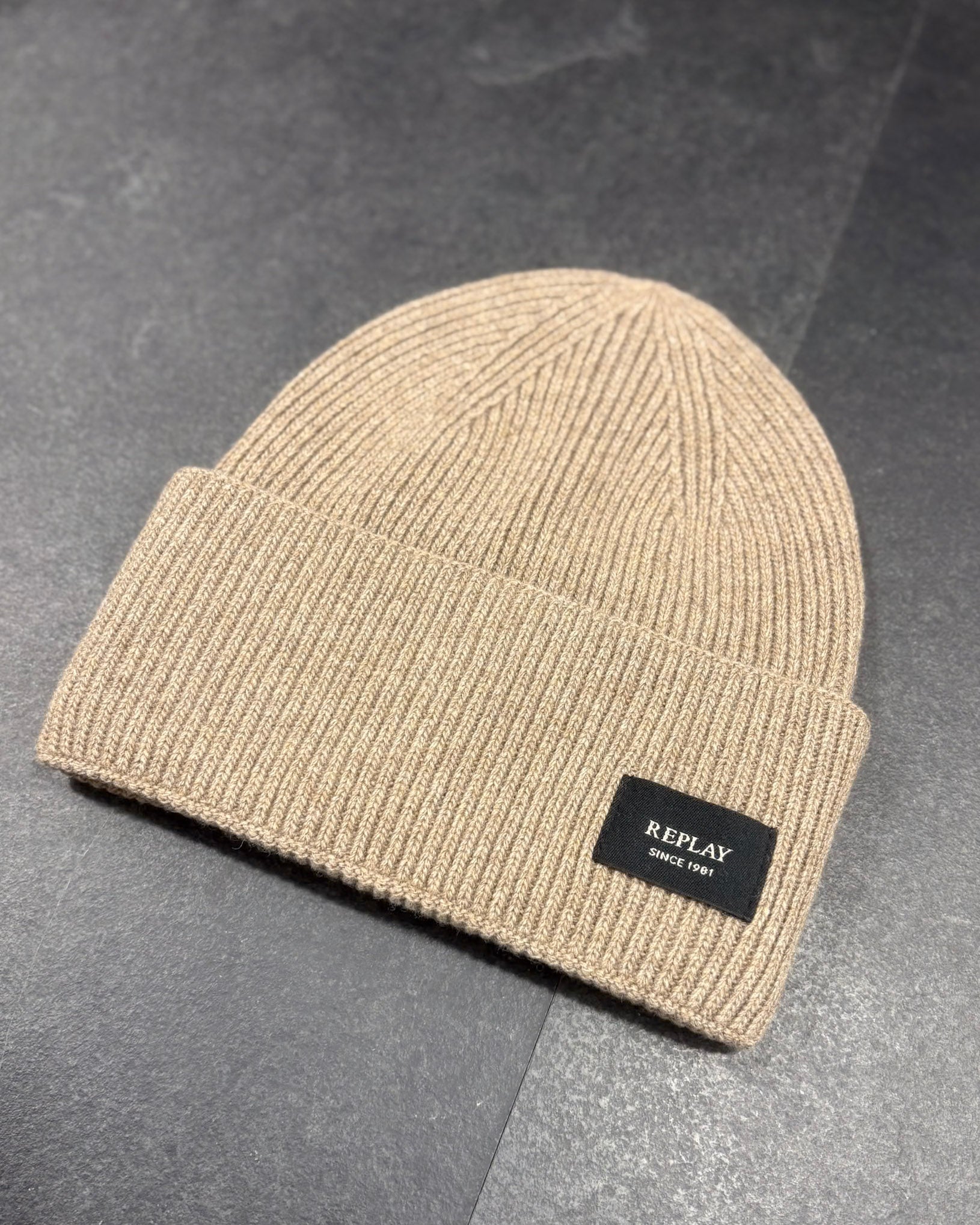REPLAY PLETENÁ ČIAPKA SO ŠTÍTKOM NA LEME