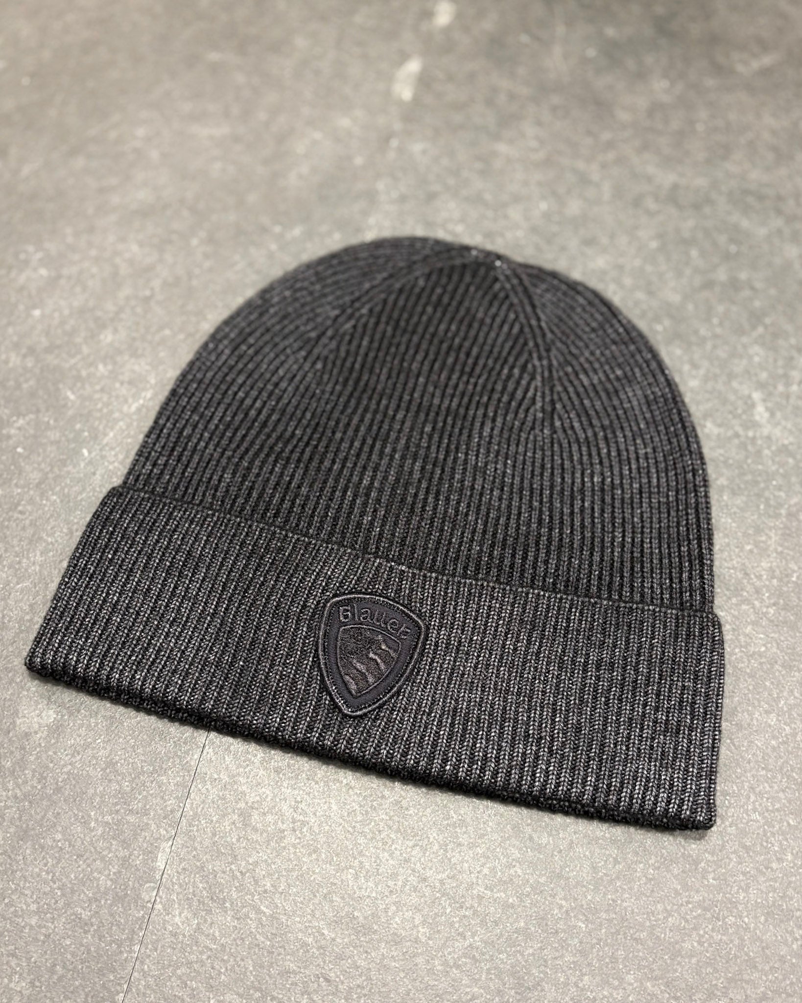 BLAUER SAPKA LOGÓVAL A MANDZSETTÁN