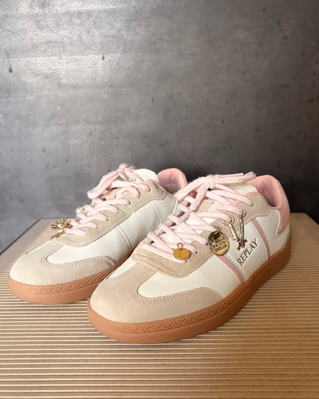 DÁMSKÉ TENISKY REPLAY S PŘÍVĚSKY