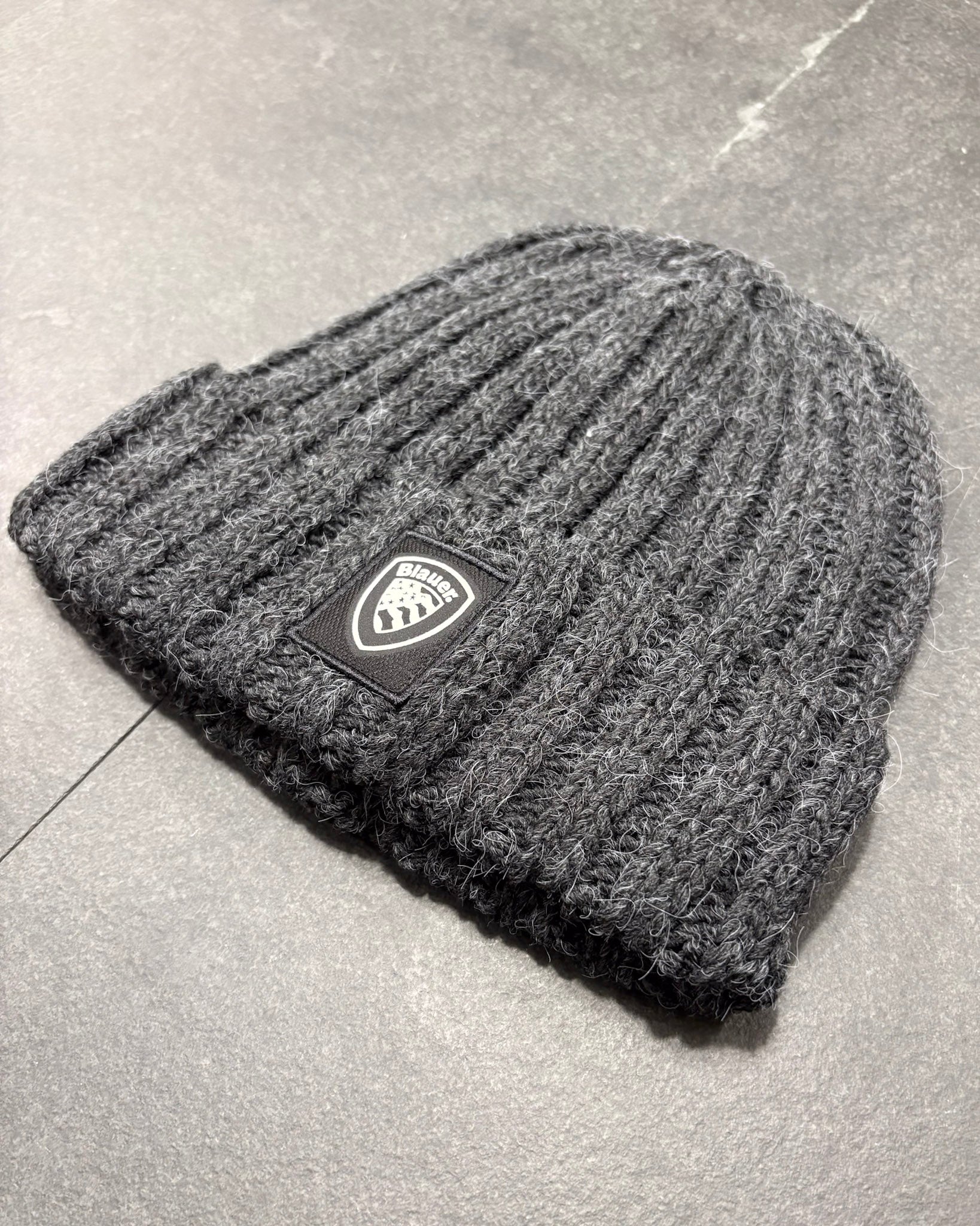 BLAUER KIBLY SAPKA MANDZSETTÁVAL