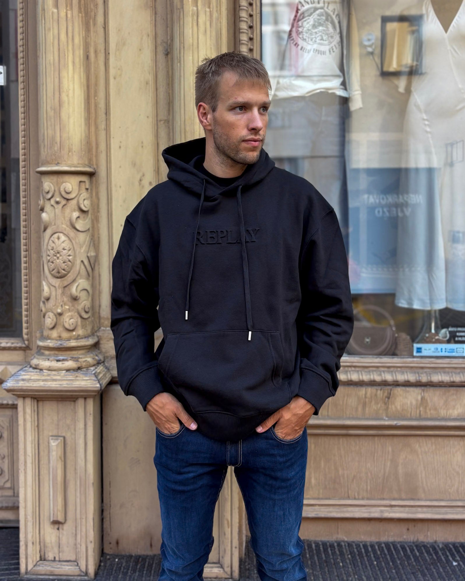 PÁNSKÁ MIKINA REPLAY S VYŠÍVANÝM NÁPISEM