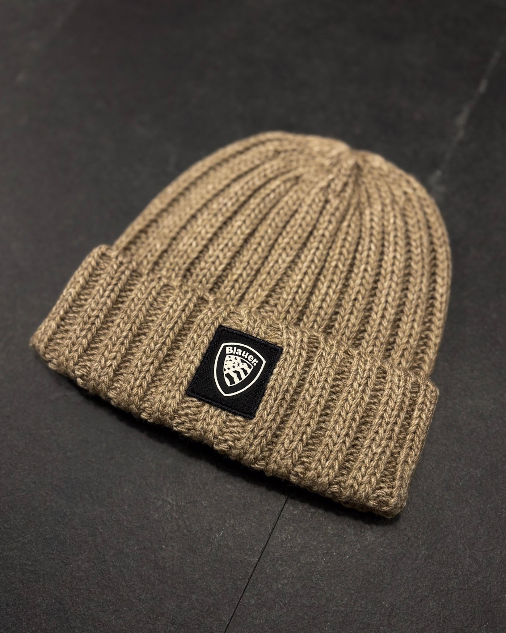 BLAUER KIBLY SAPKA MANDZSETTÁVAL