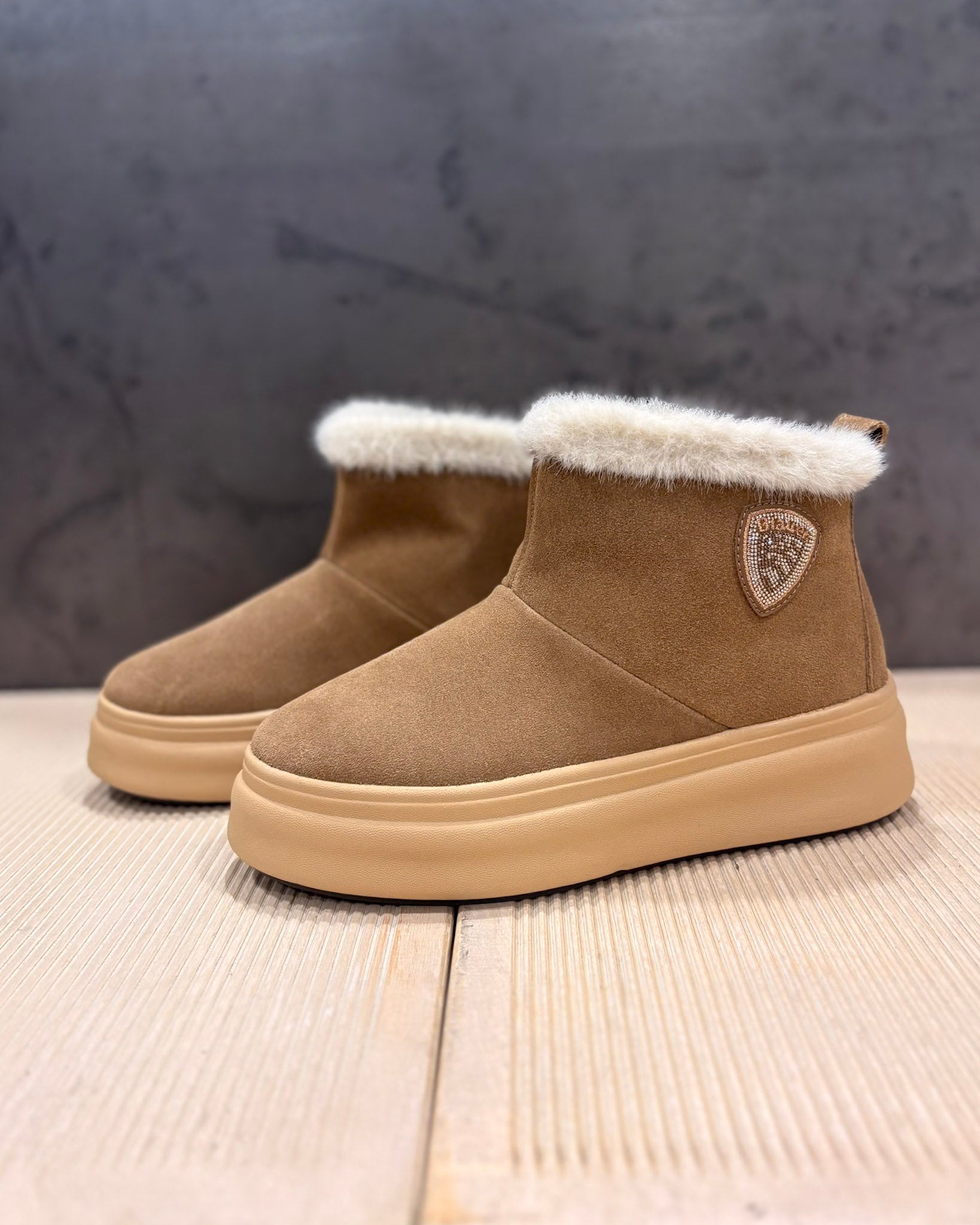 NŐI TÉLI CSIZMA BLAUER SZŐRMÉVEL 