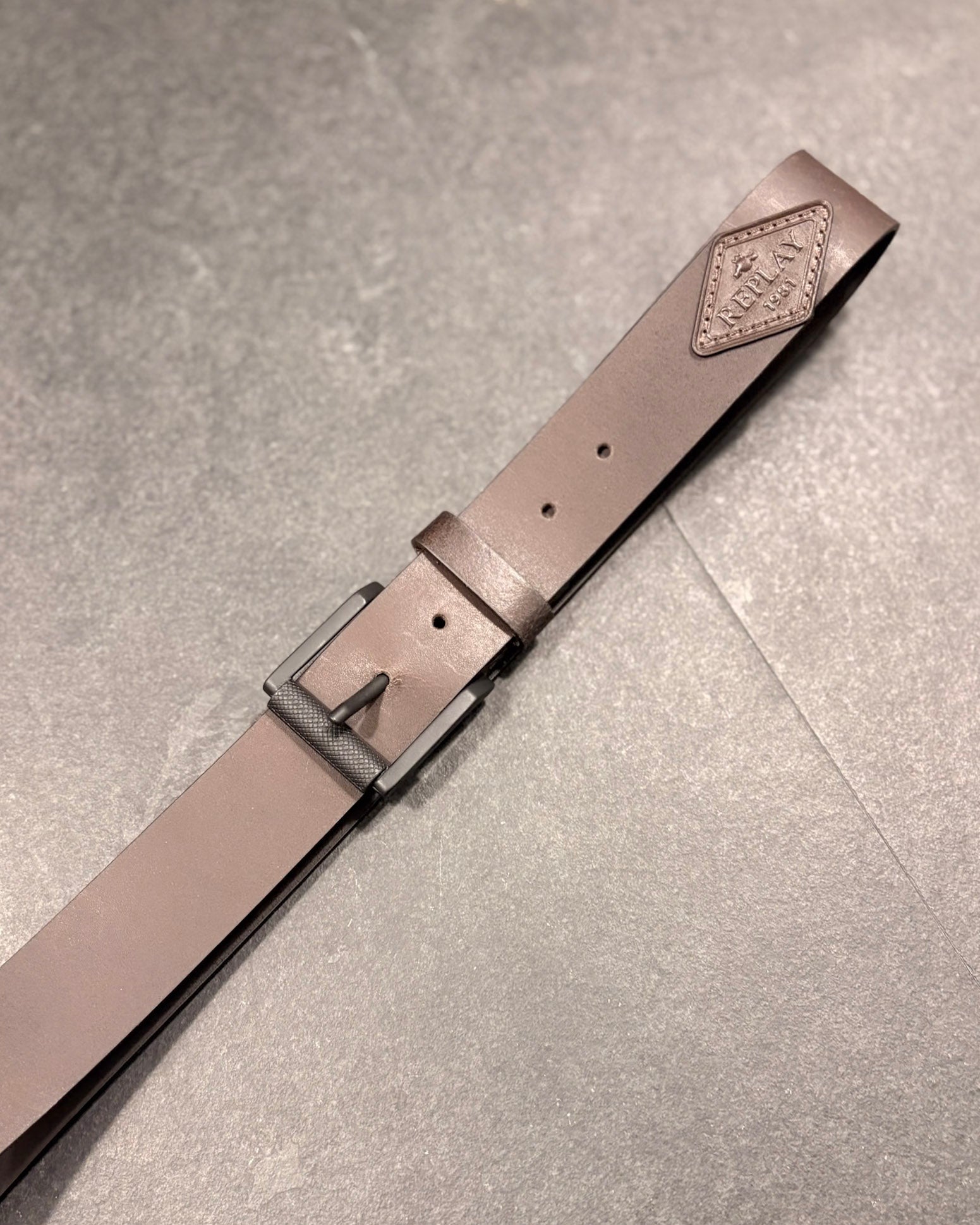 REPLAY PÁSEK S DIAMANTOVÝM LOGEM 