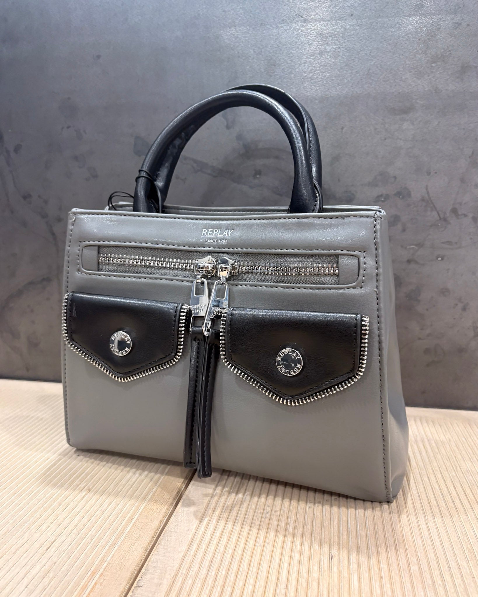 REPLAY BAG WITH EFFECTIVE POCKETS AND ZIPPERS