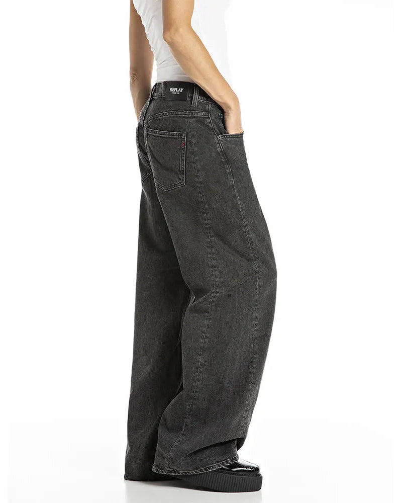 Dámské černé volné džíny REPLAY Narja Baggy Fit, nízký pas, pět kapes, modelka v bílém tílku.